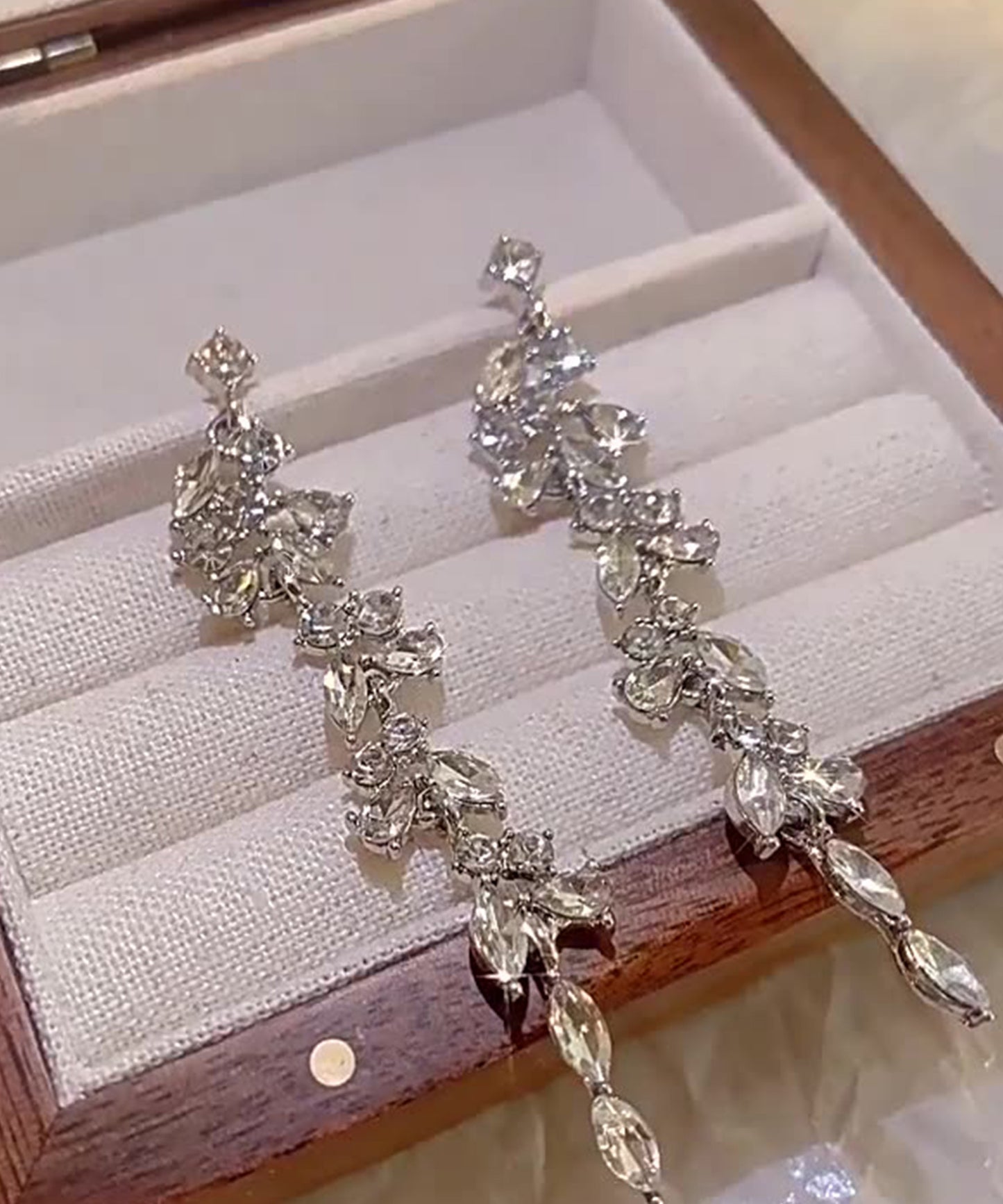 リーフ デザイン ビジュー スウィング ピアス