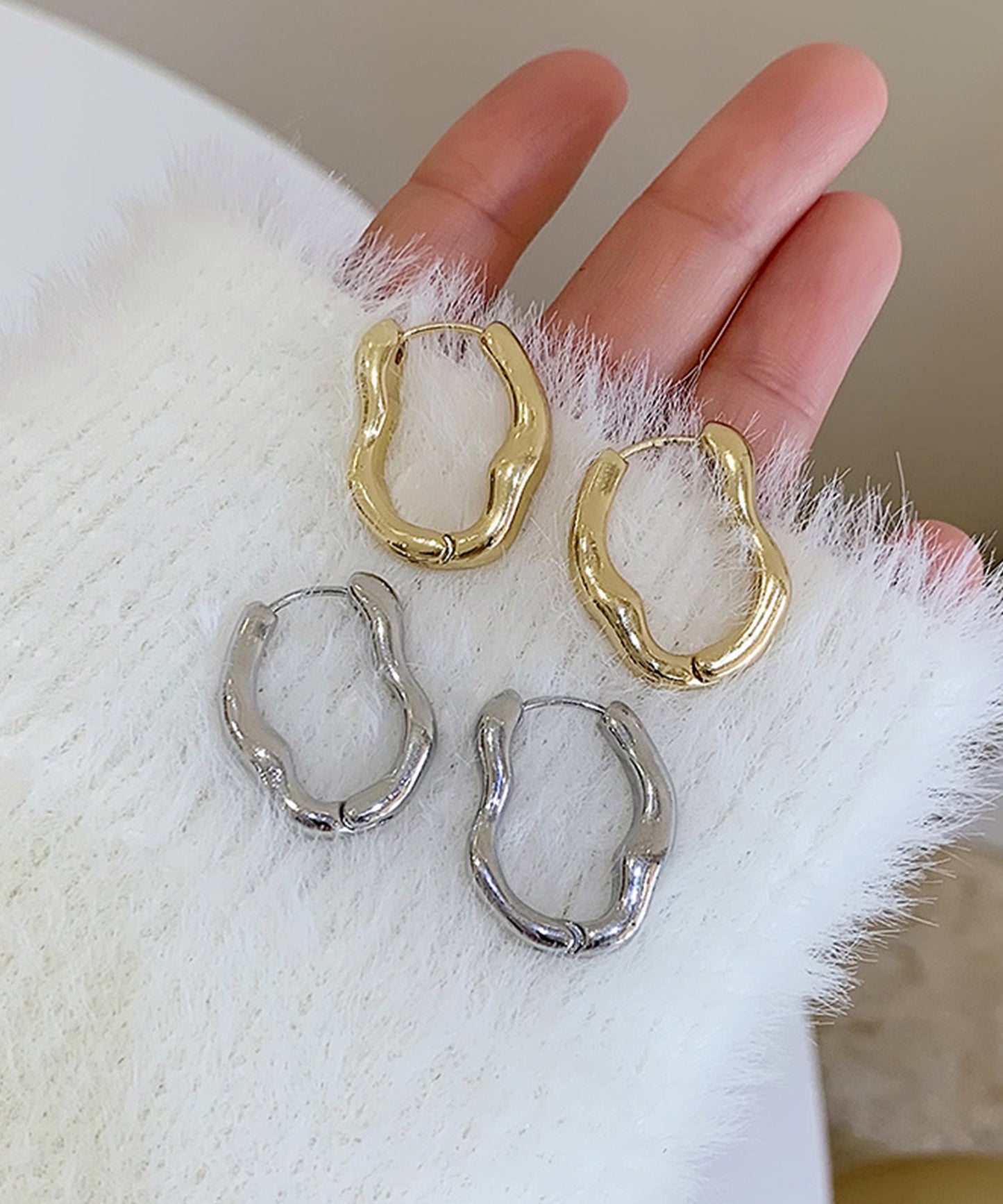 ボリューム ウエーブライン メタリック フープ ピアス