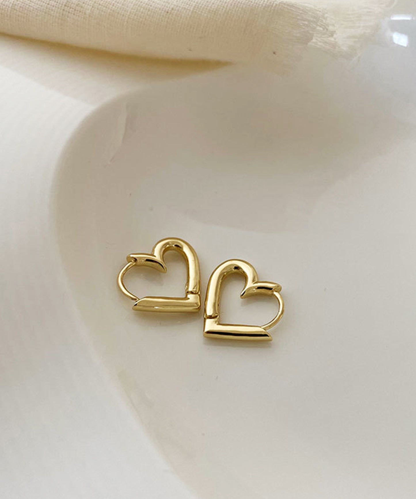 メタリック ミニマル ハート フープ ピアス