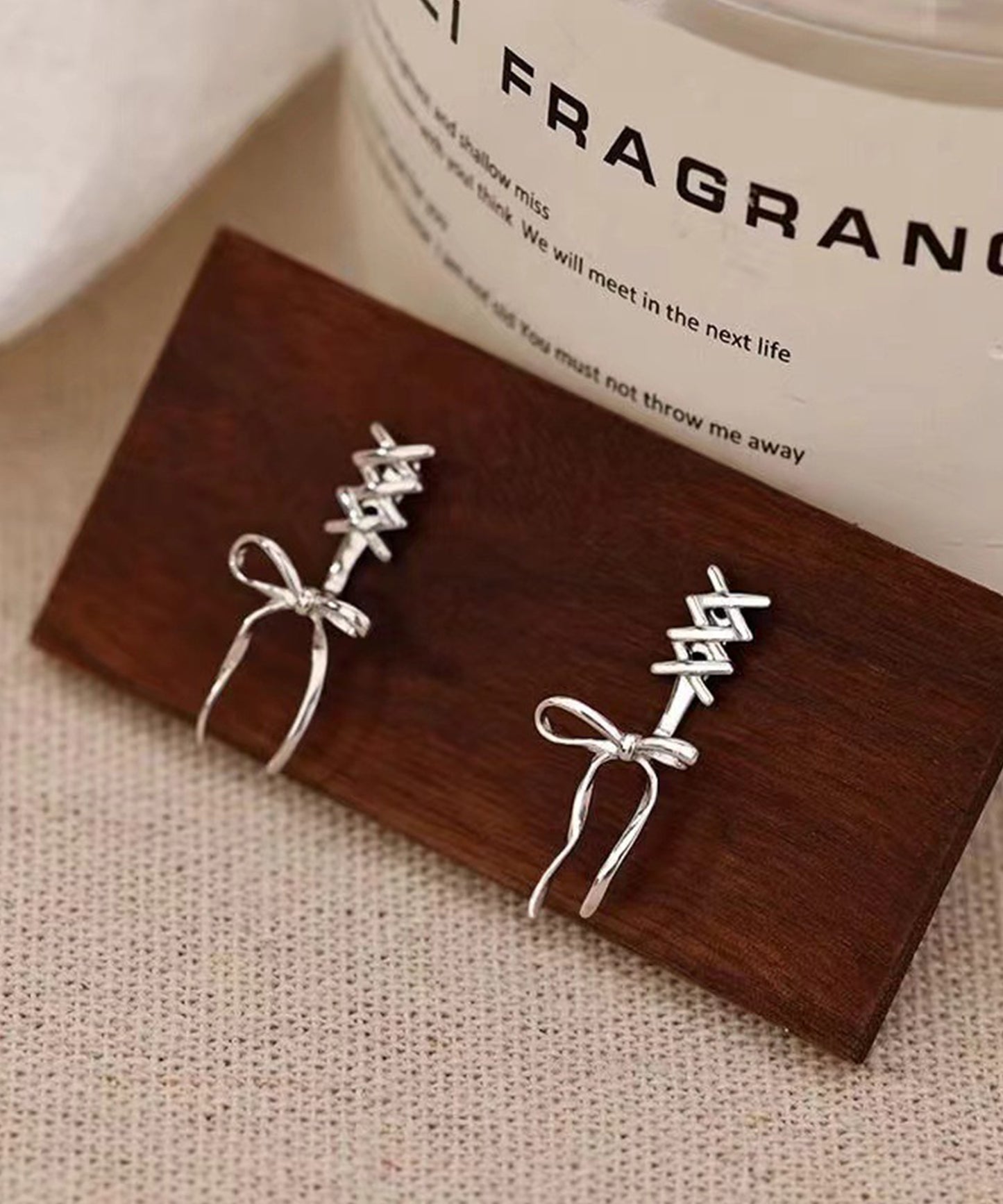 メタリック レースアップ リボン デザイン ピアス