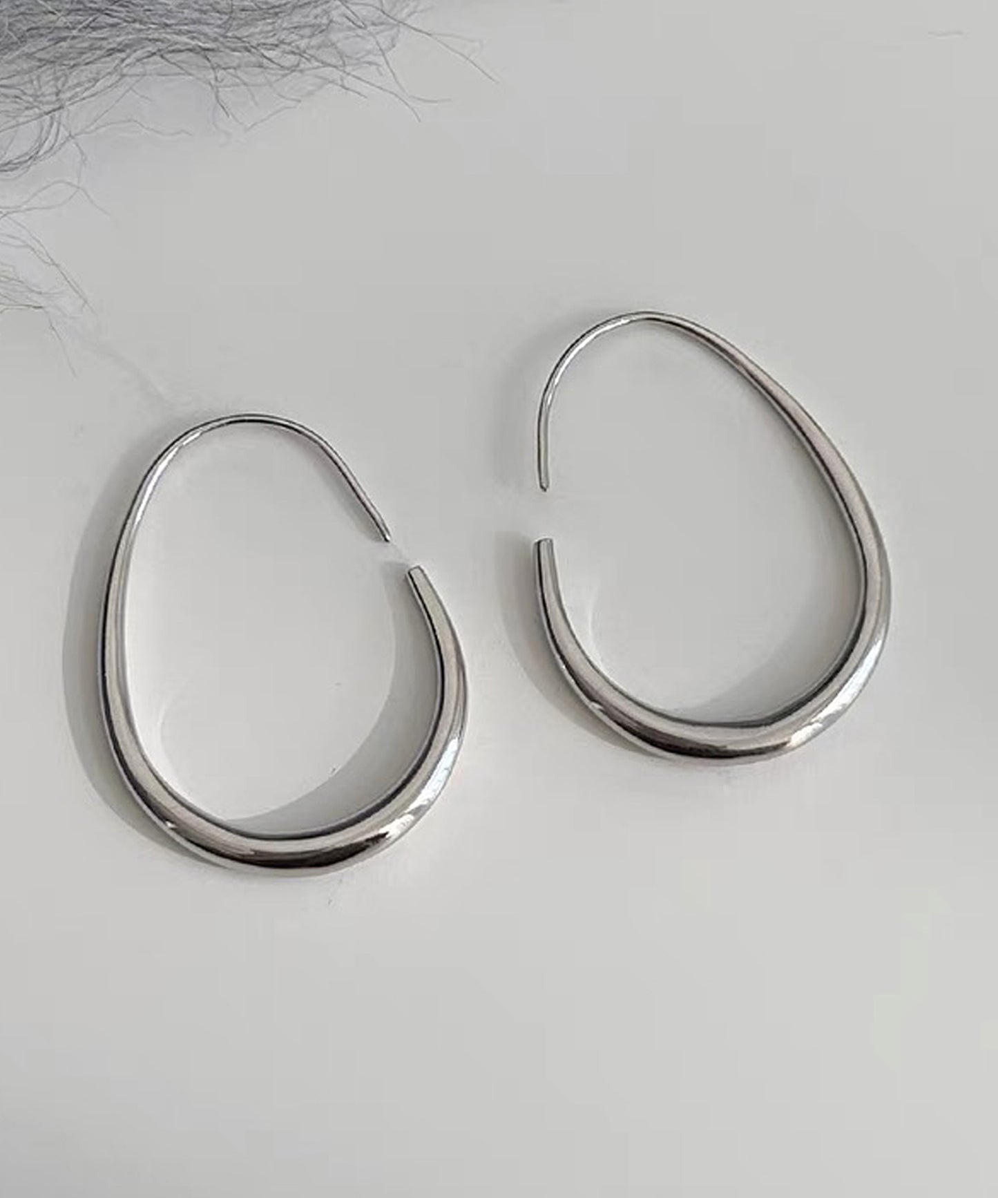 ドロップ ライン ミニマル フープ ピアス