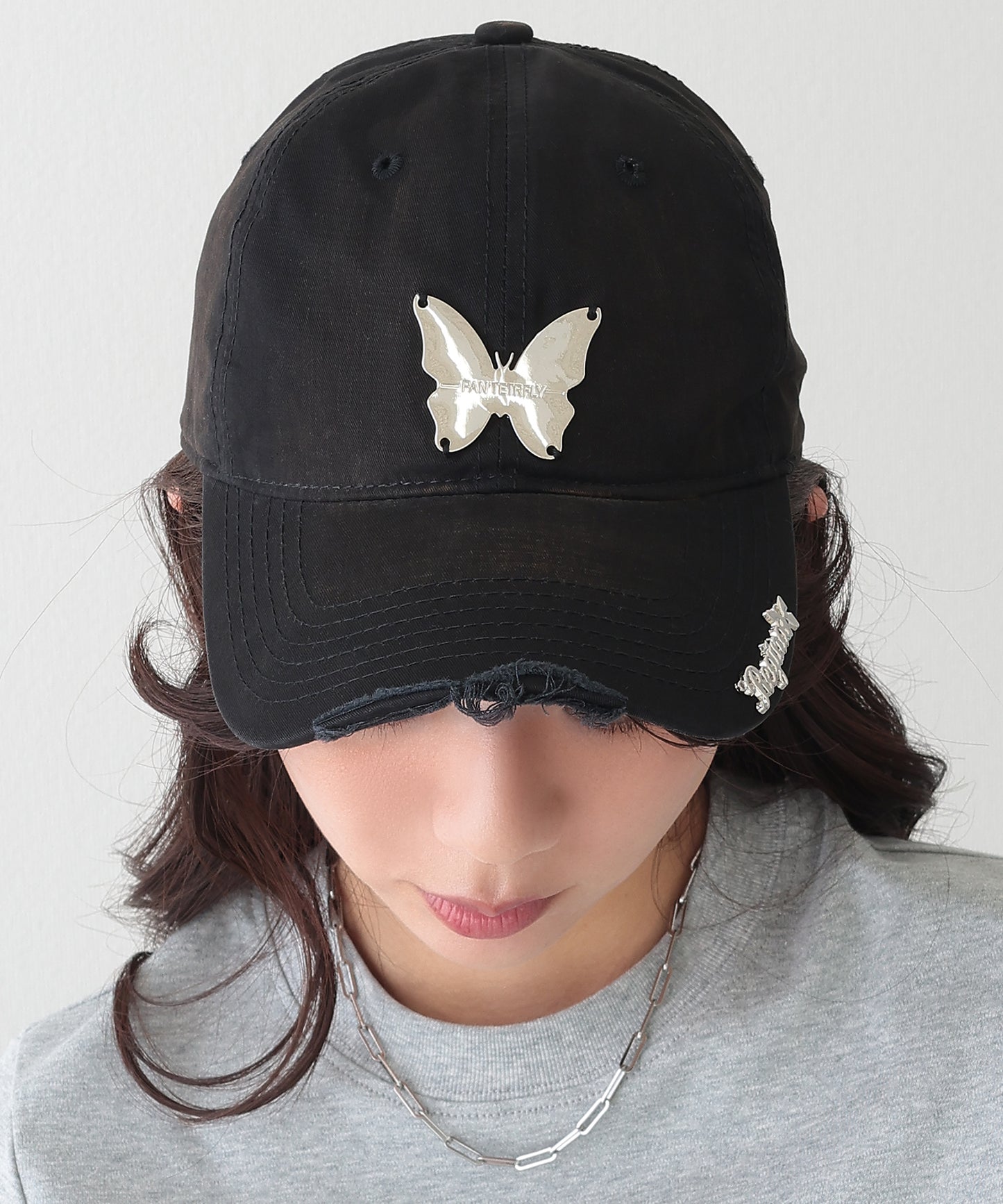 メタリック バタフライ付き サイド ロゴ キャップ