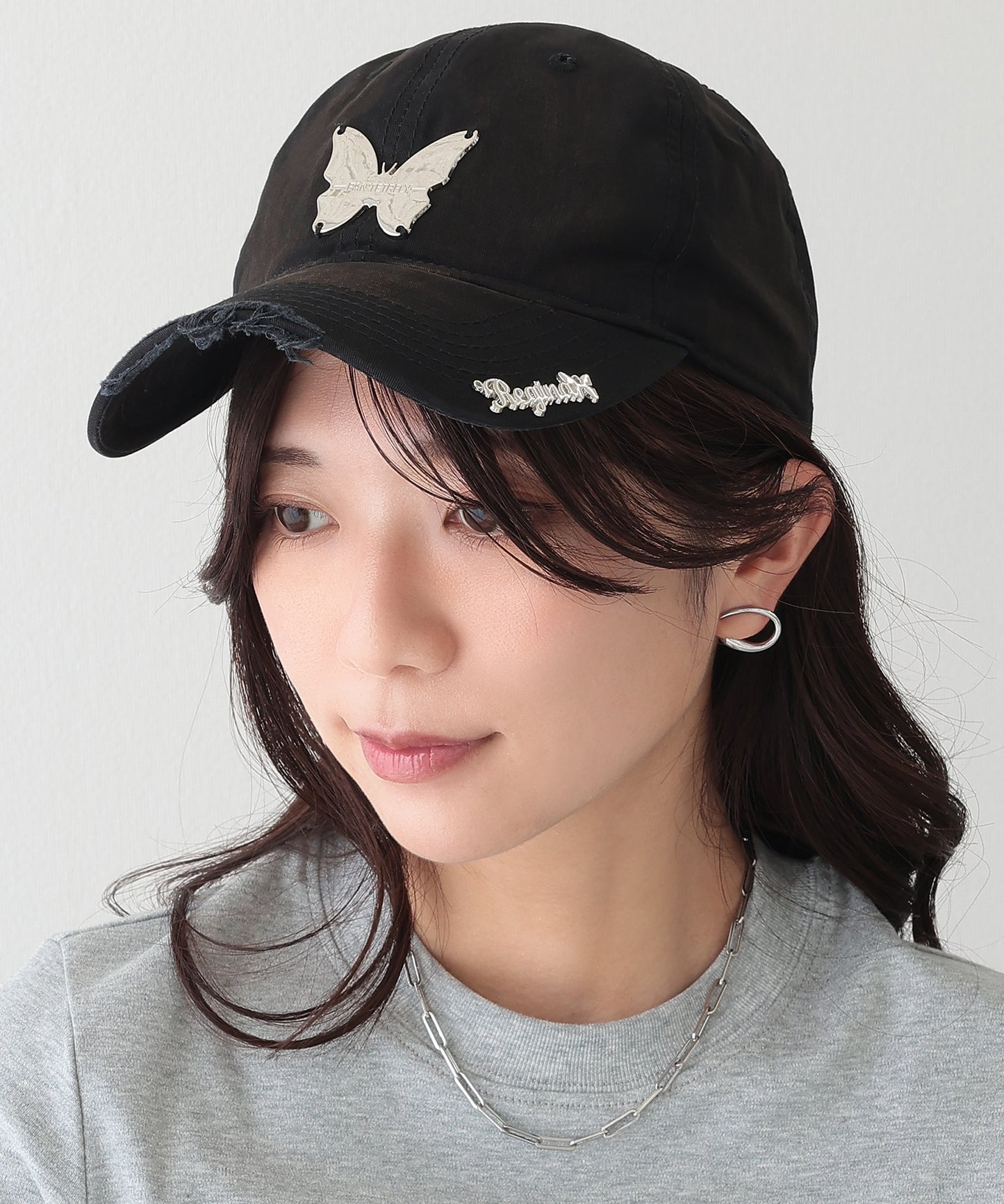 メタリック バタフライ付き サイド ロゴ キャップ