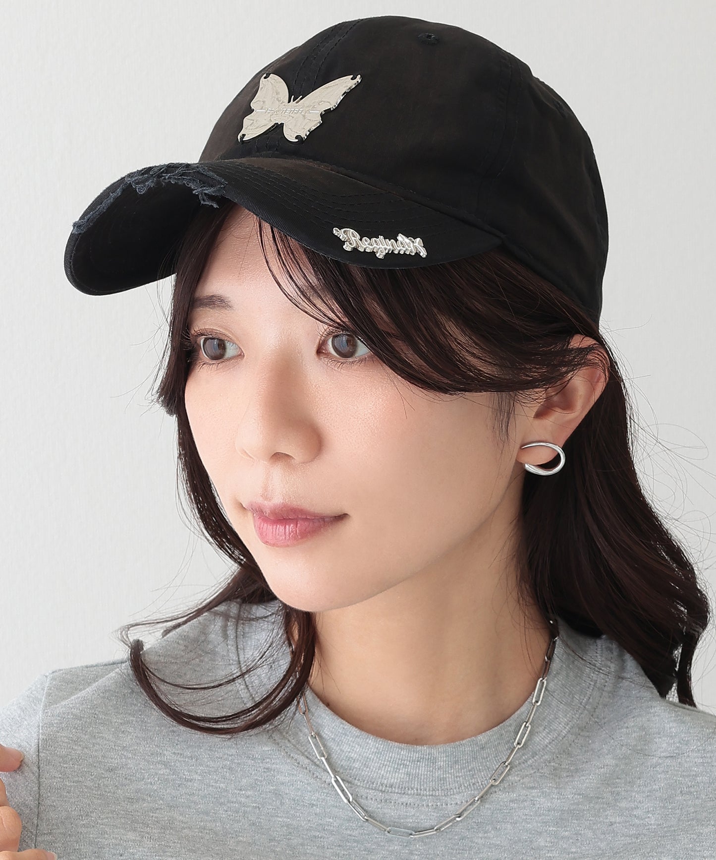 メタリック バタフライ付き サイド ロゴ キャップ