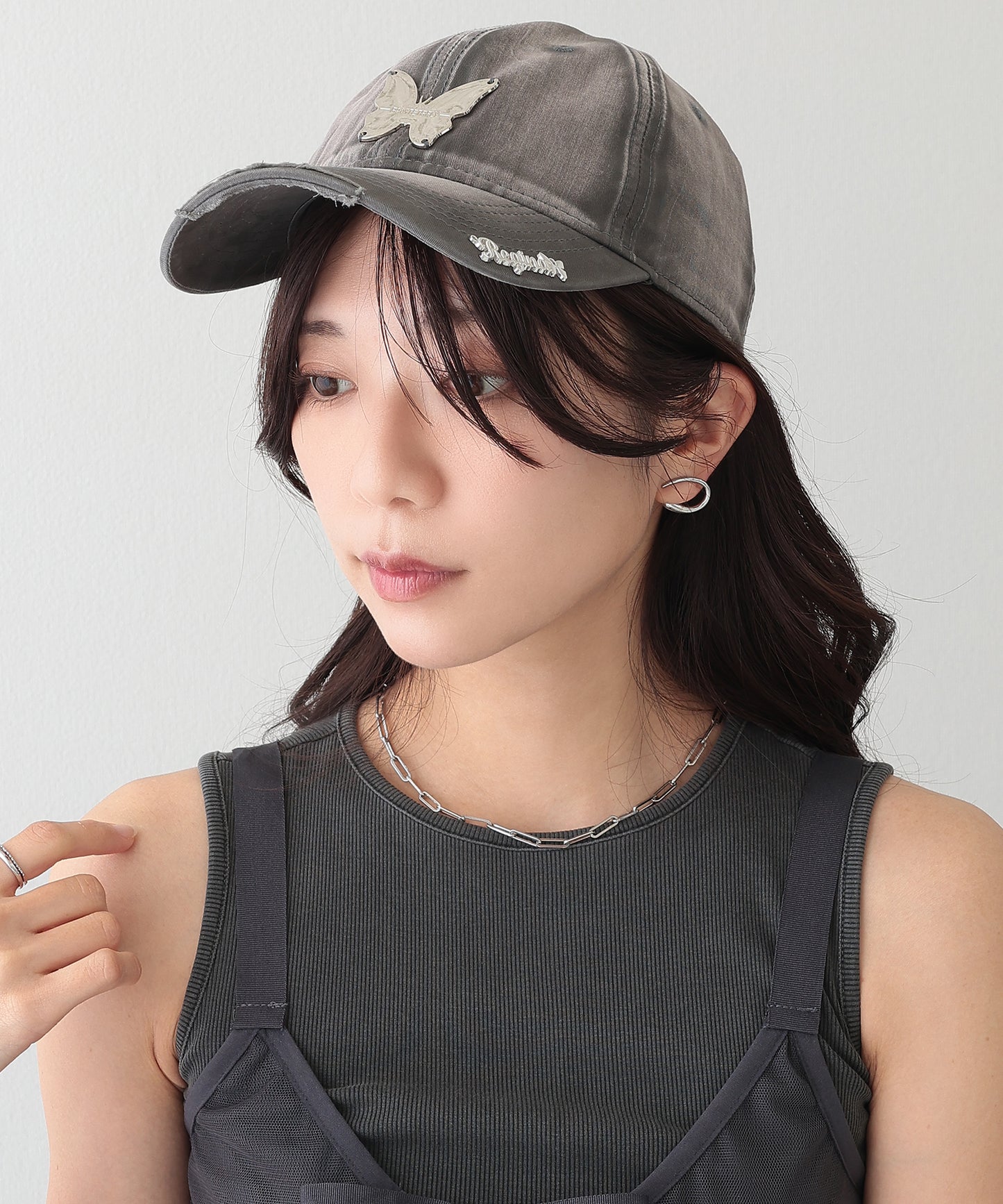 メタリック バタフライ付き サイド ロゴ キャップ