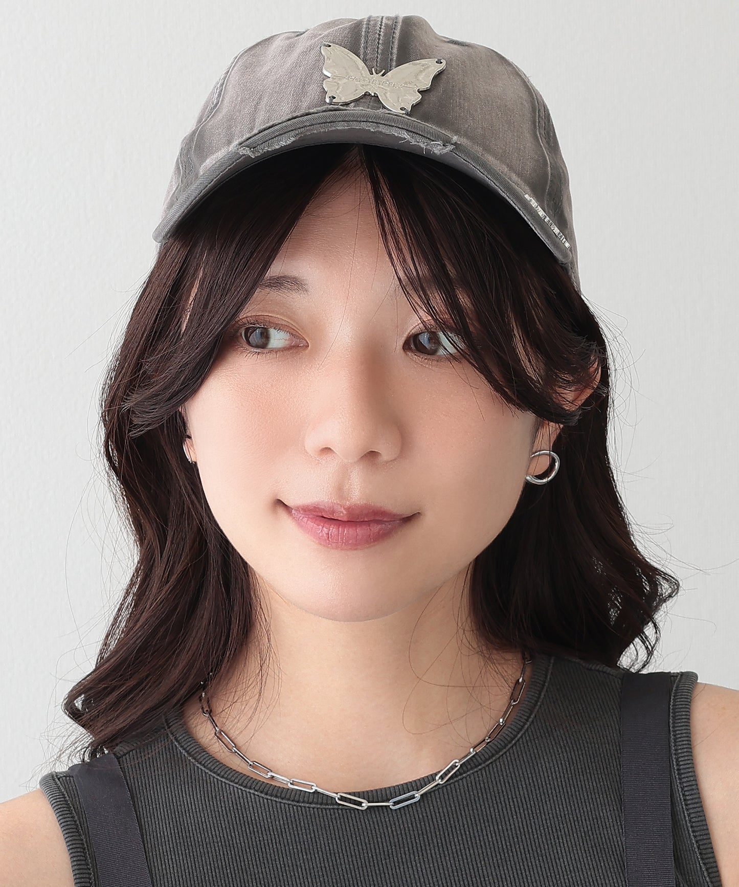 メタリック バタフライ付き サイド ロゴ キャップ