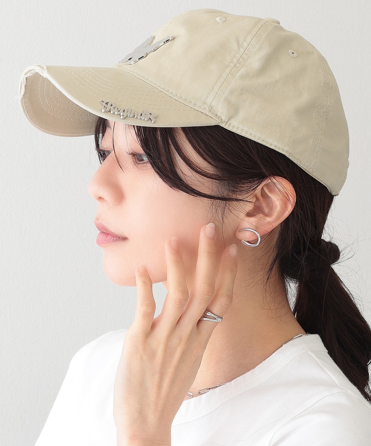 メタリック バタフライ付き サイド ロゴ キャップ