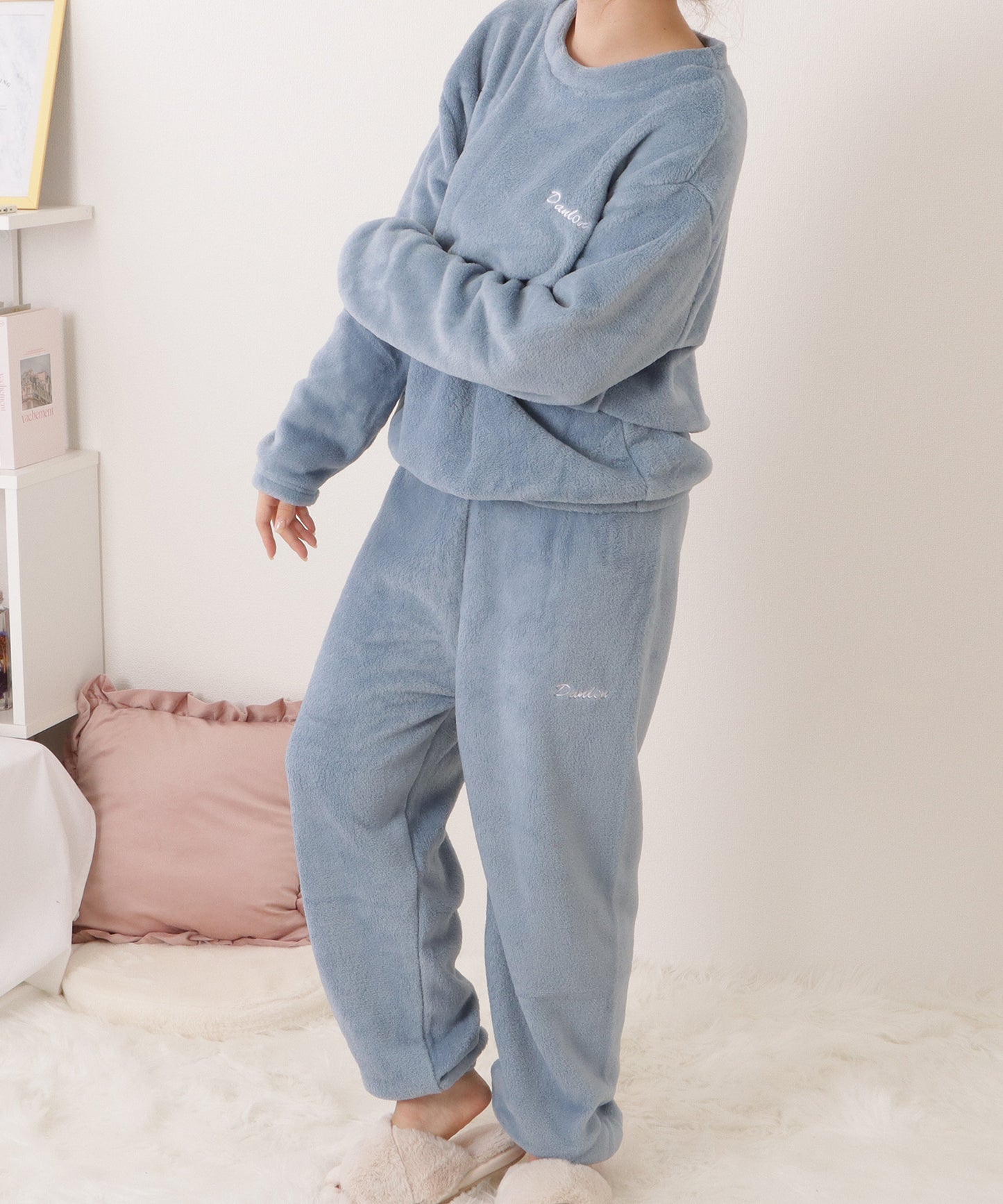 アルファベット刺繍付きふわもこルームウエア