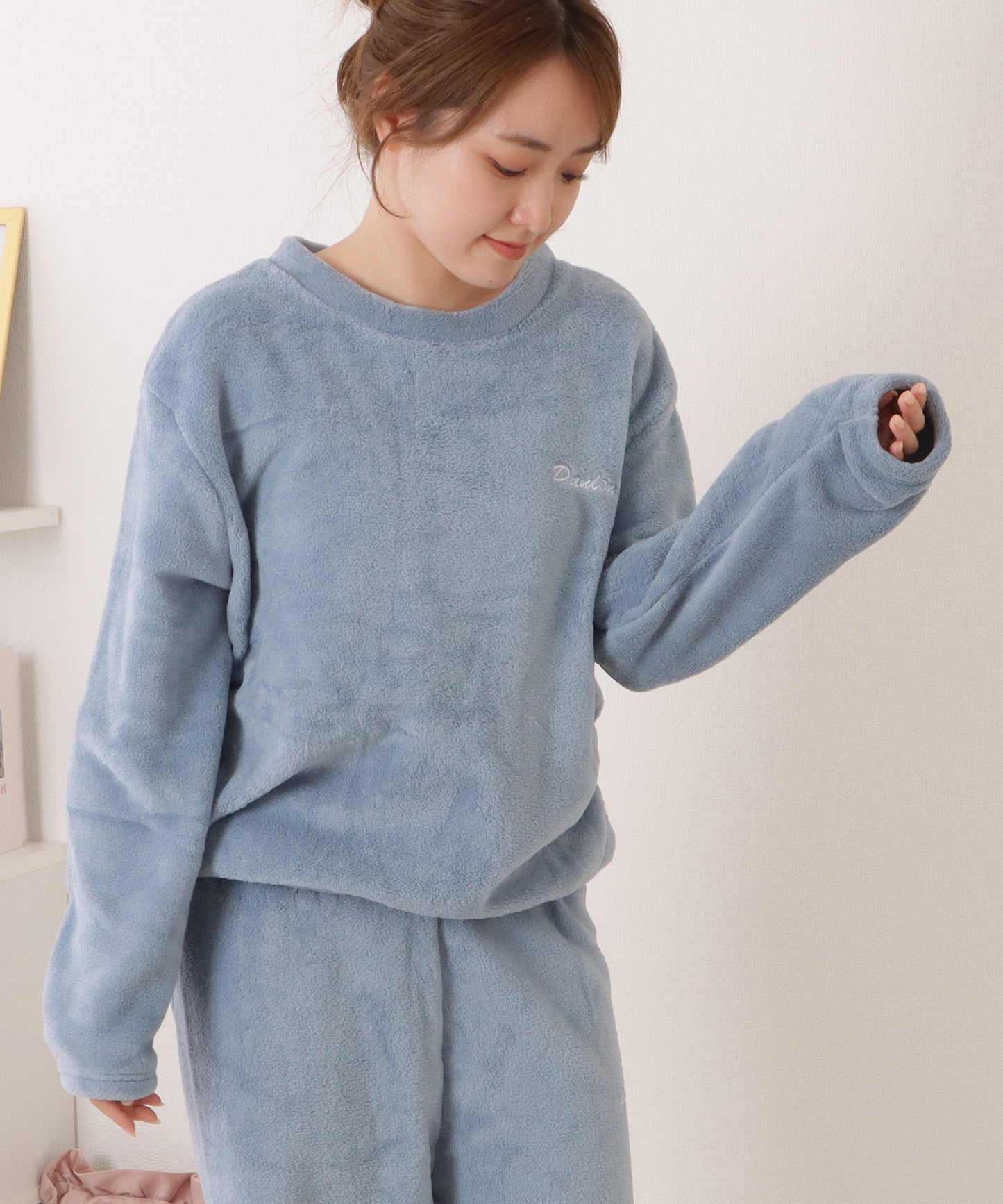 アルファベット刺繍付きふわもこルームウエア