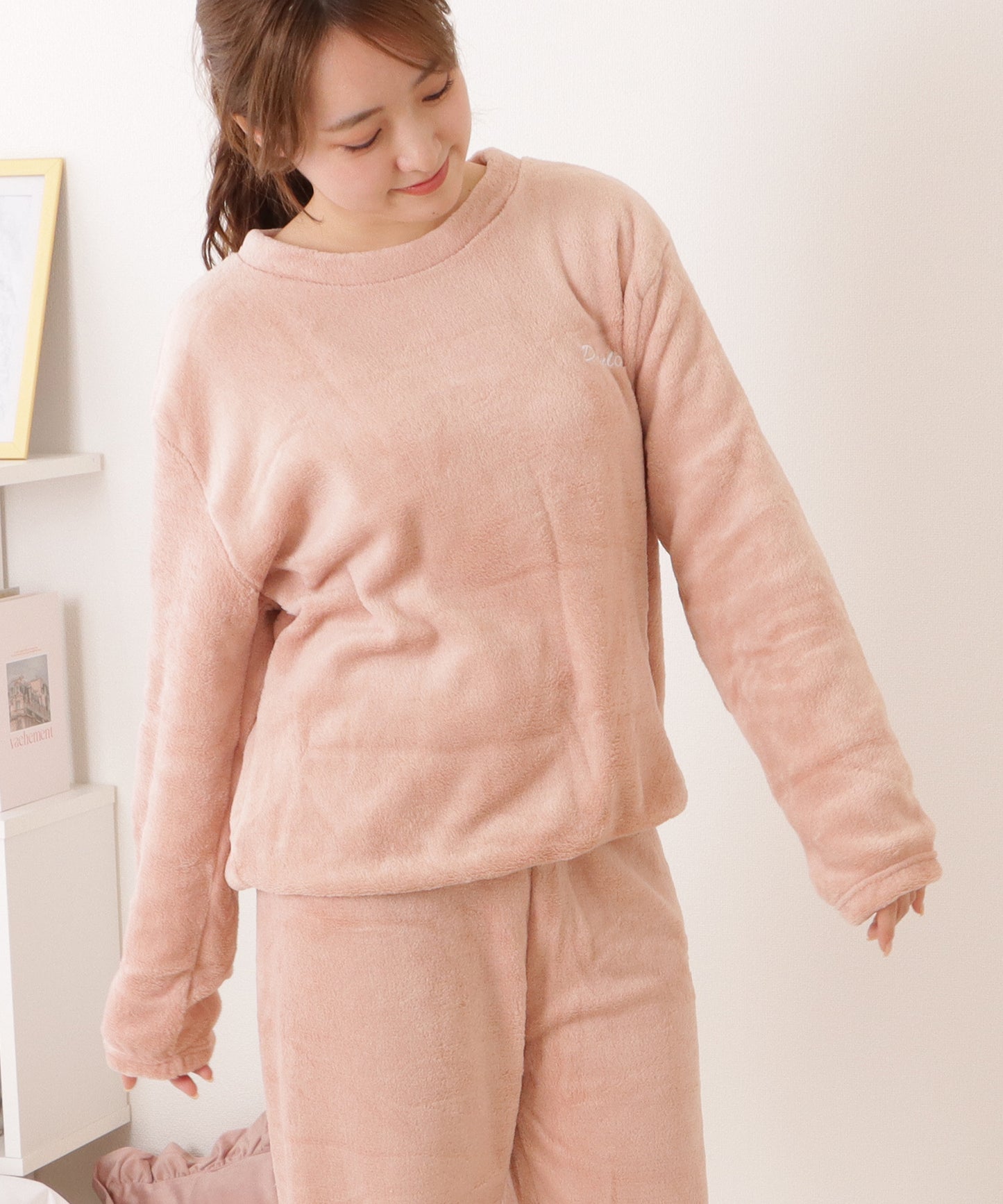アルファベット刺繍付きふわもこルームウエア