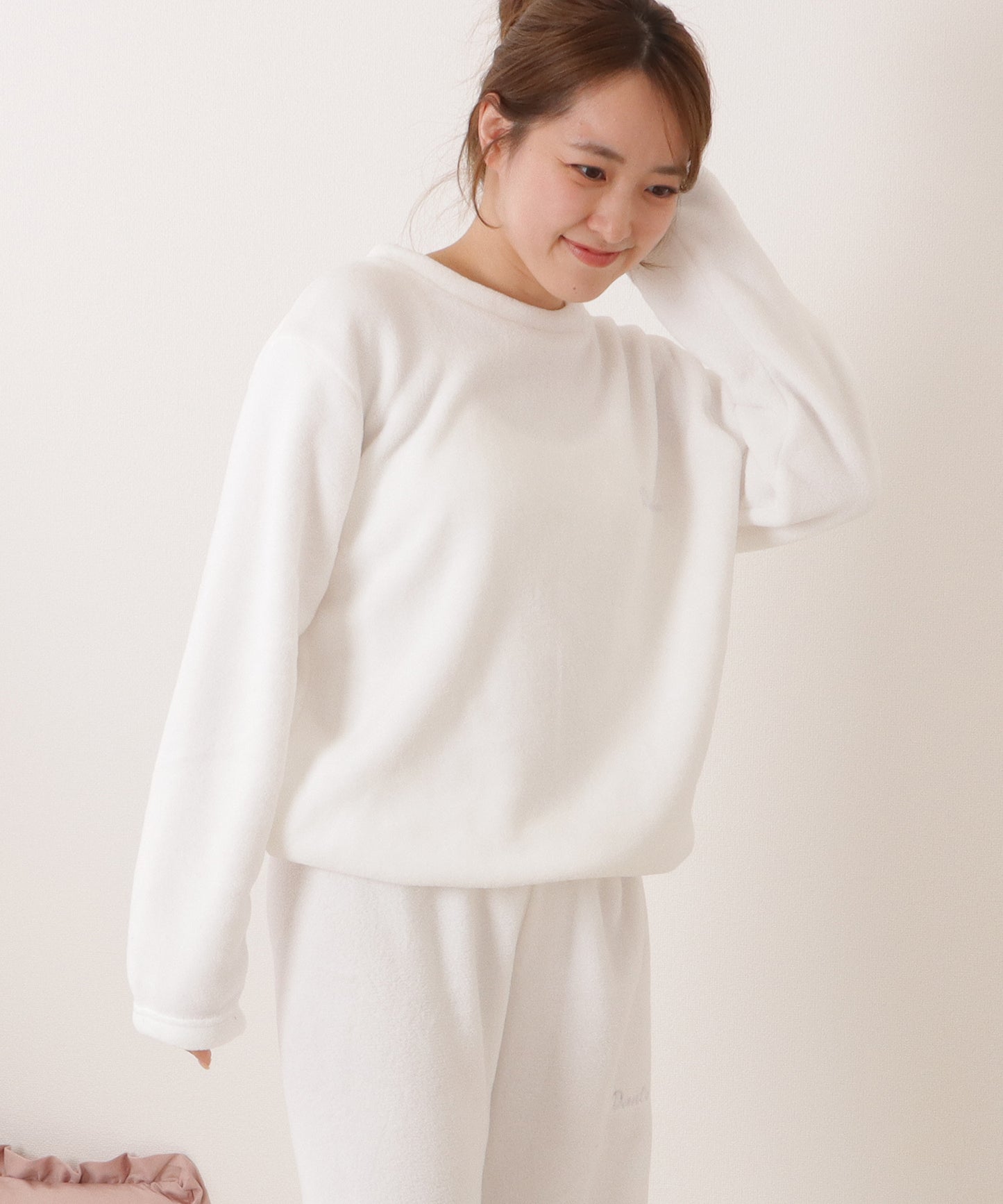 アルファベット刺繍付きふわもこルームウエア