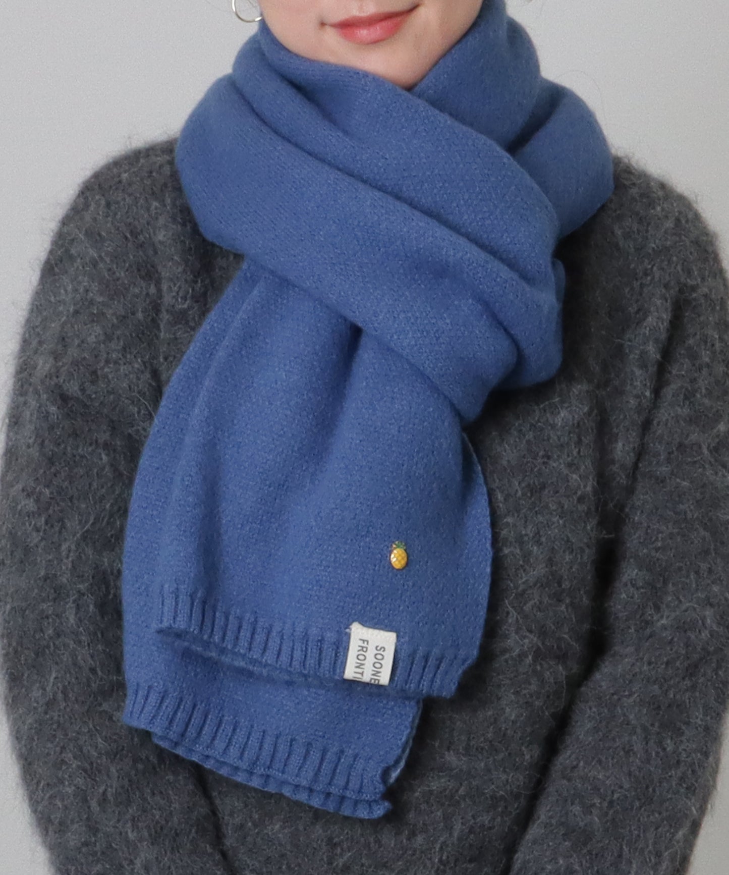 ソリッドカラー ピンバッチ付き シンプル ニット マフラー