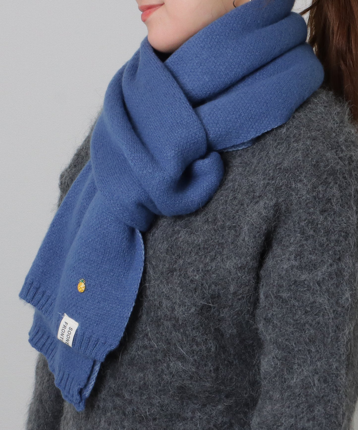 ソリッドカラー ピンバッチ付き シンプル ニット マフラー