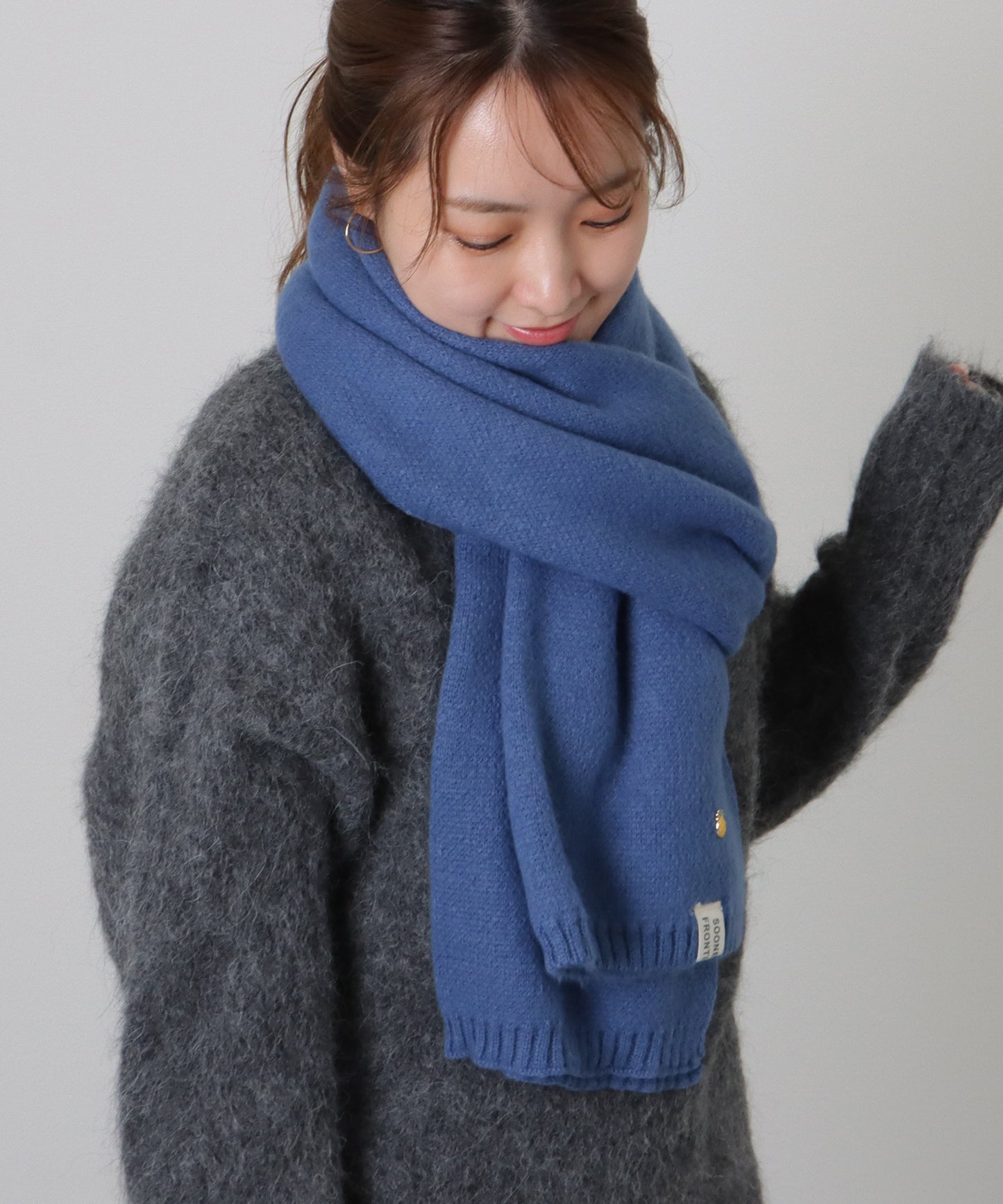 ソリッドカラー ピンバッチ付き シンプル ニット マフラー