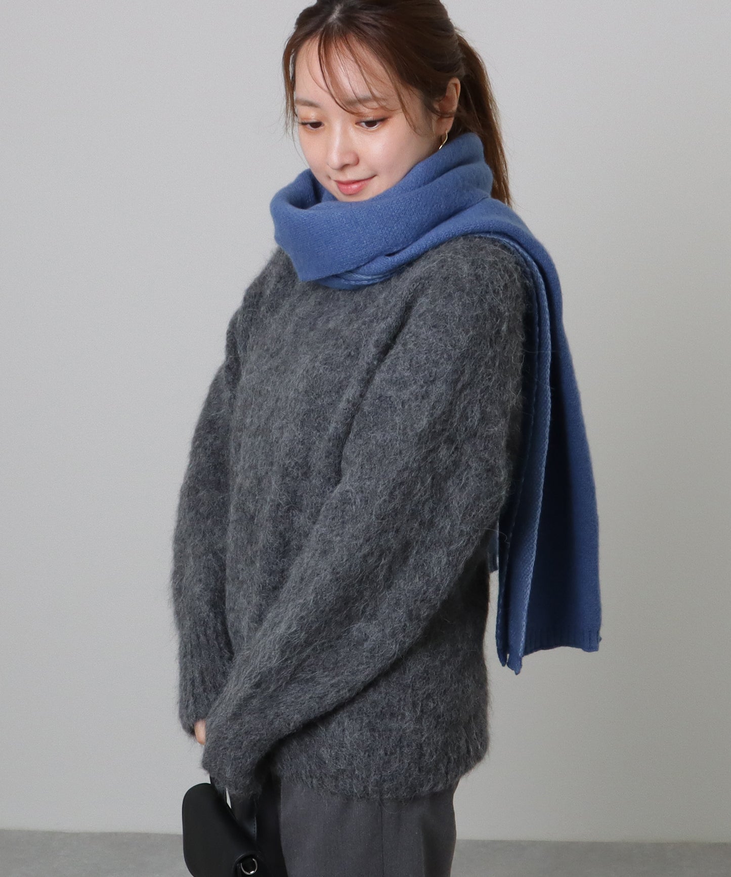 ソリッドカラー ピンバッチ付き シンプル ニット マフラー