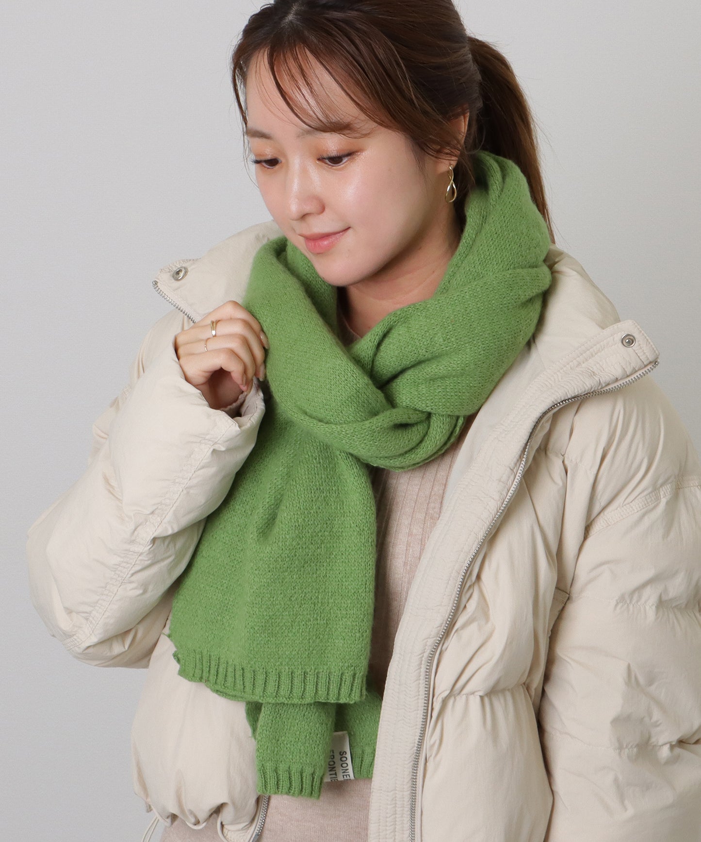 ソリッドカラー ピンバッチ付き シンプル ニット マフラー