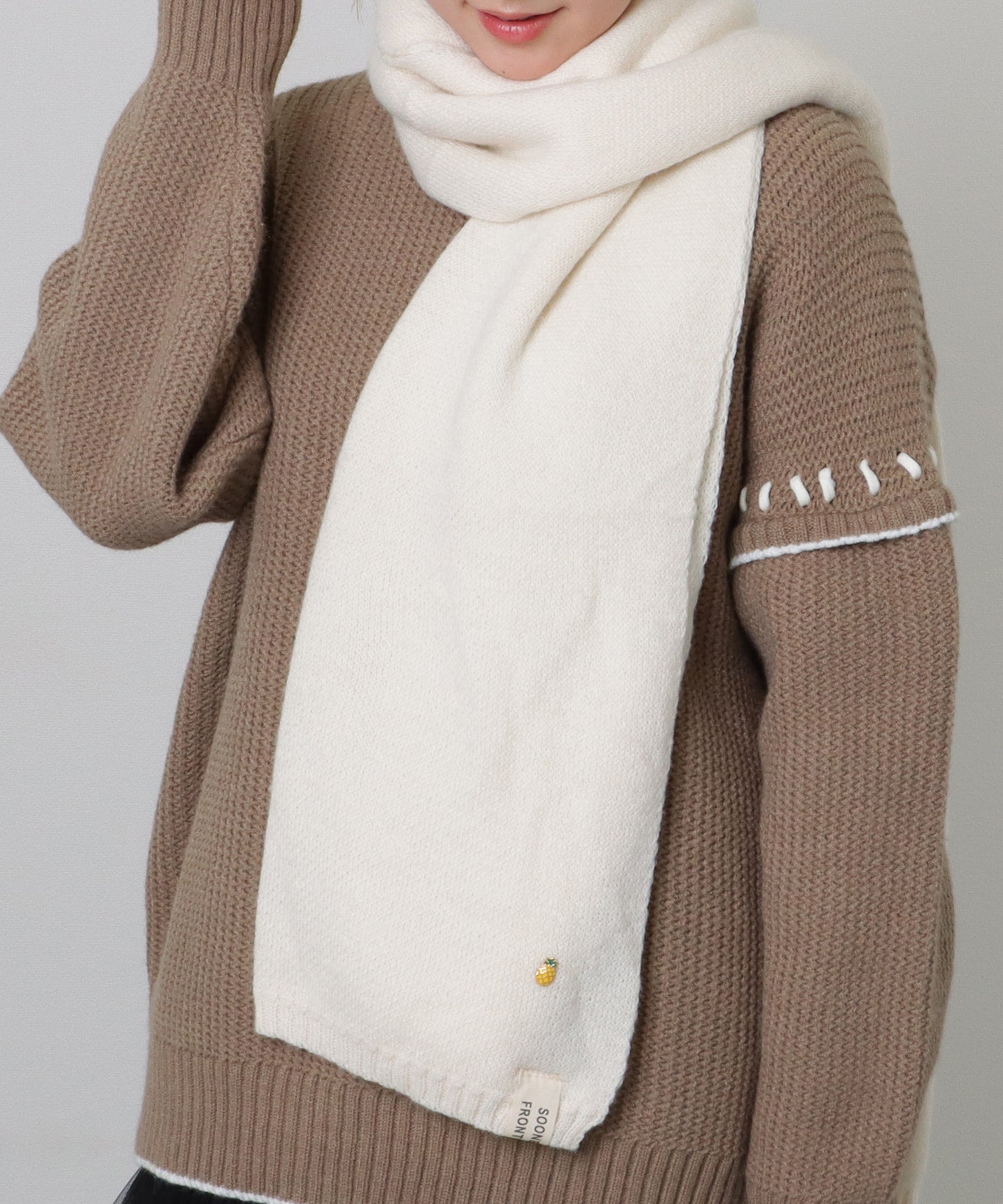 ソリッドカラー ピンバッチ付き シンプル ニット マフラー