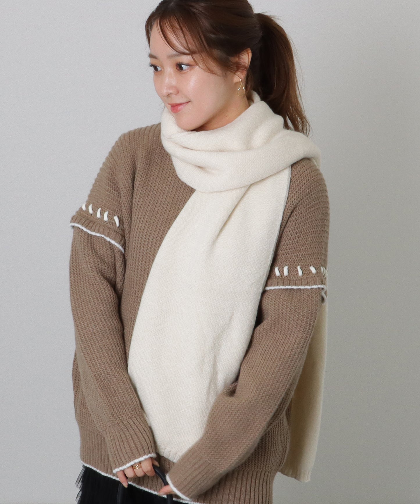 ソリッドカラー ピンバッチ付き シンプル ニット マフラー