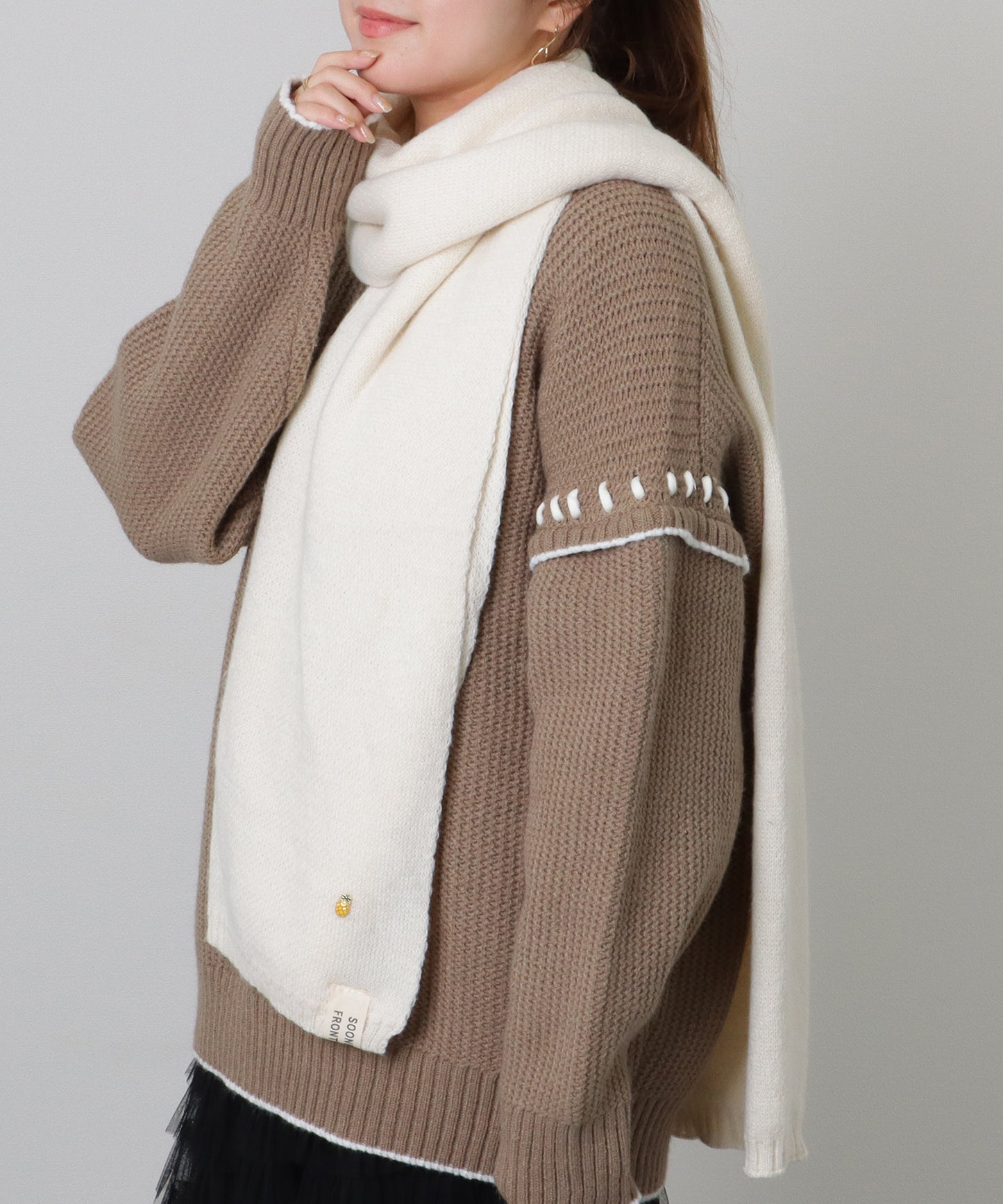 ソリッドカラー ピンバッチ付き シンプル ニット マフラー