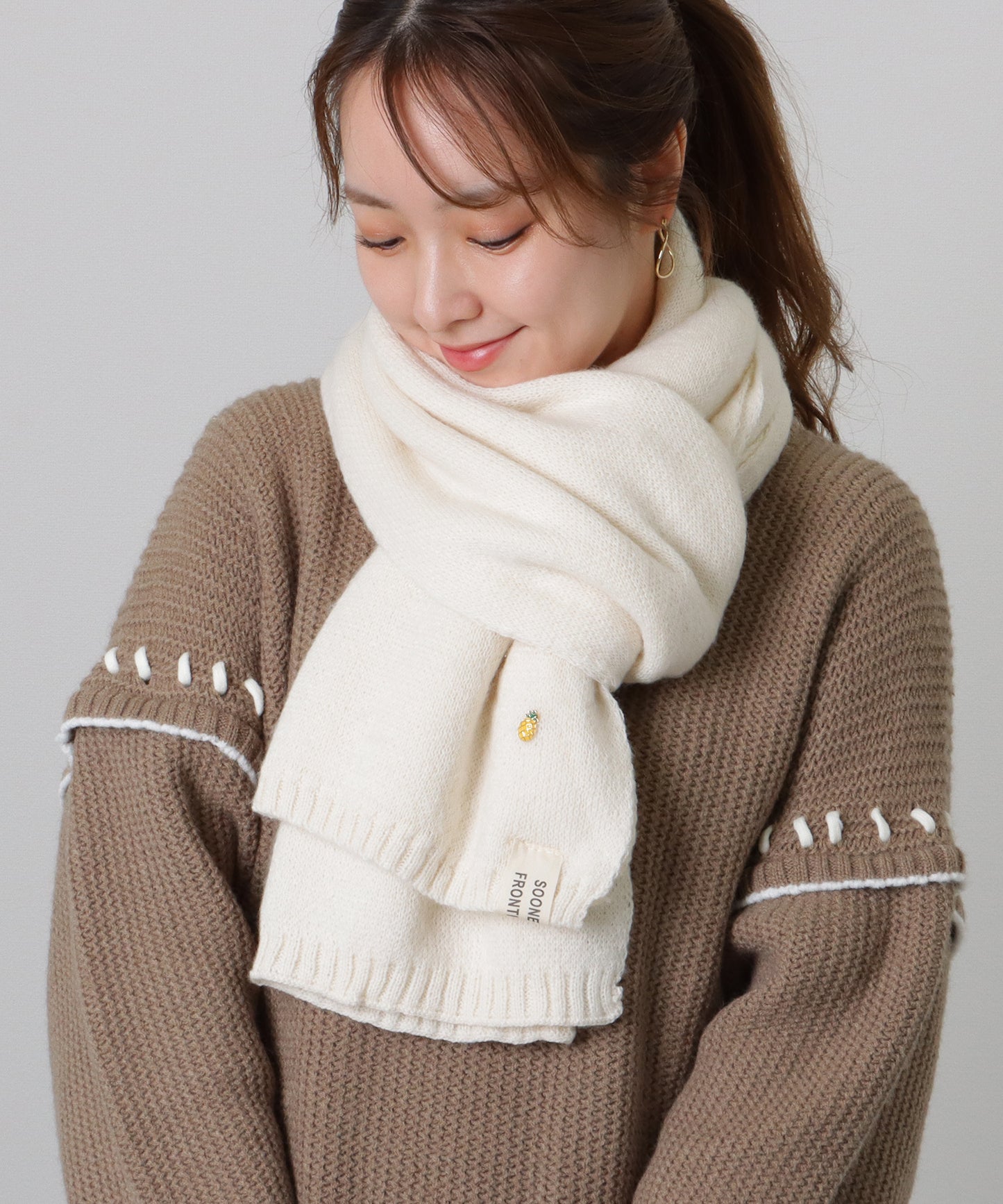 ソリッドカラー ピンバッチ付き シンプル ニット マフラー