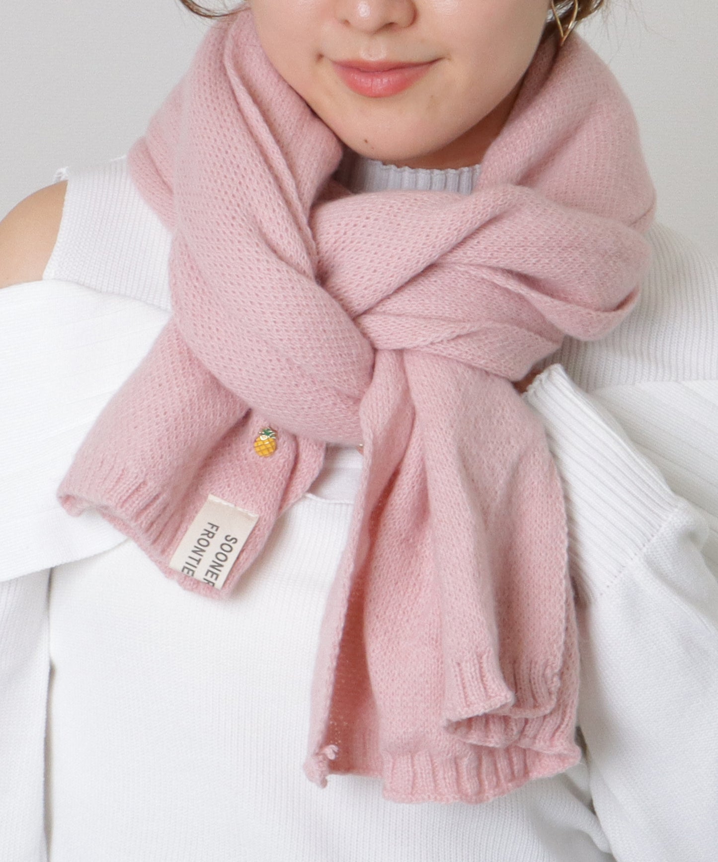 ソリッドカラー ピンバッチ付き シンプル ニット マフラー