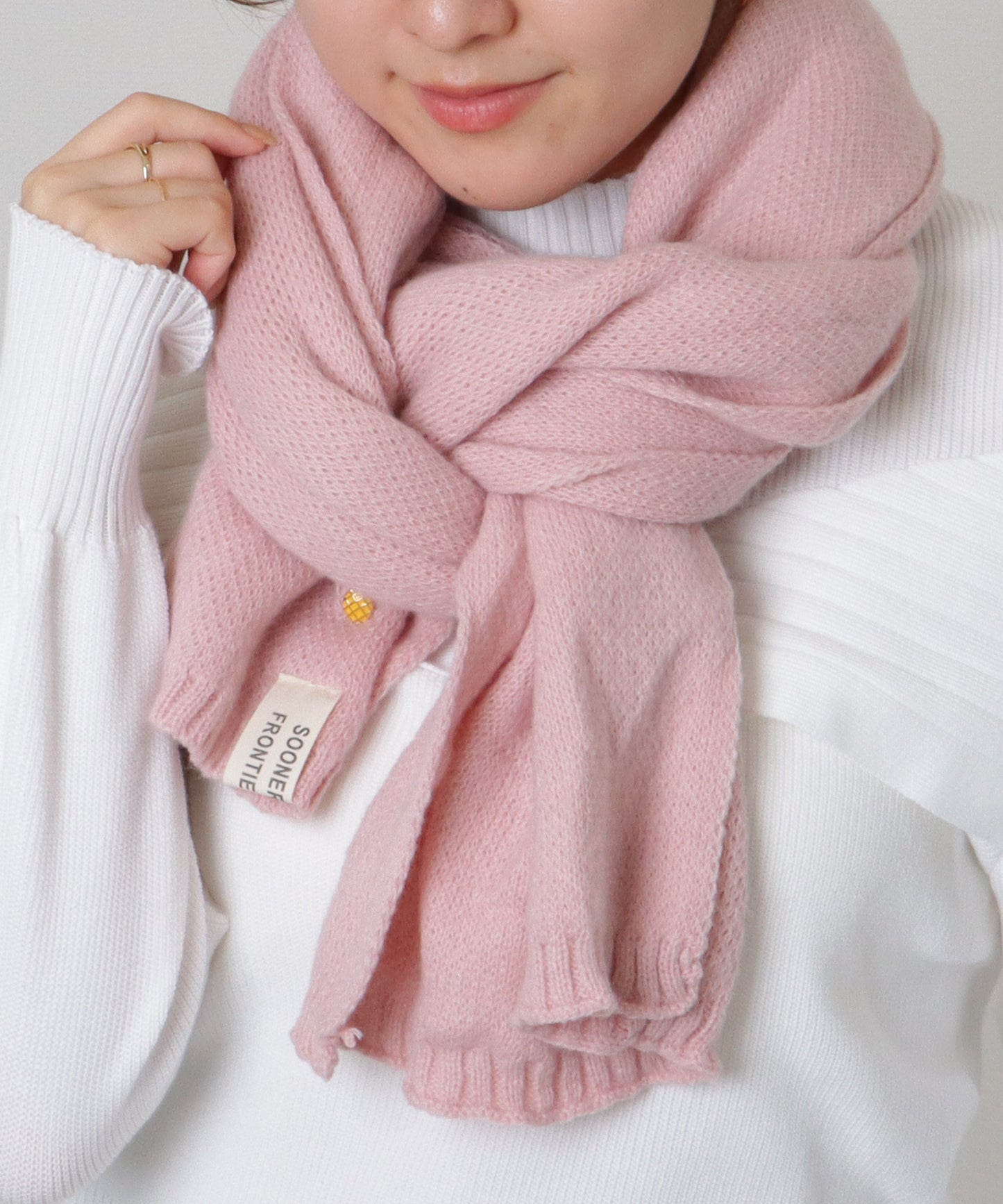 ソリッドカラー ピンバッチ付き シンプル ニット マフラー