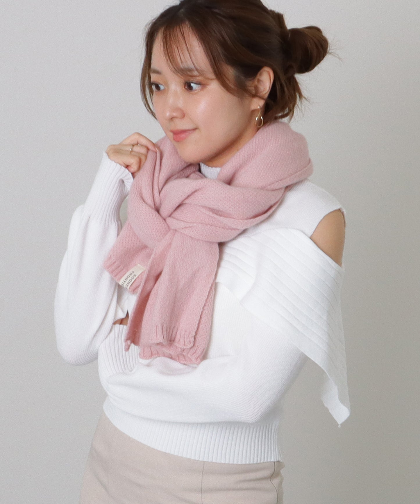 ソリッドカラー ピンバッチ付き シンプル ニット マフラー