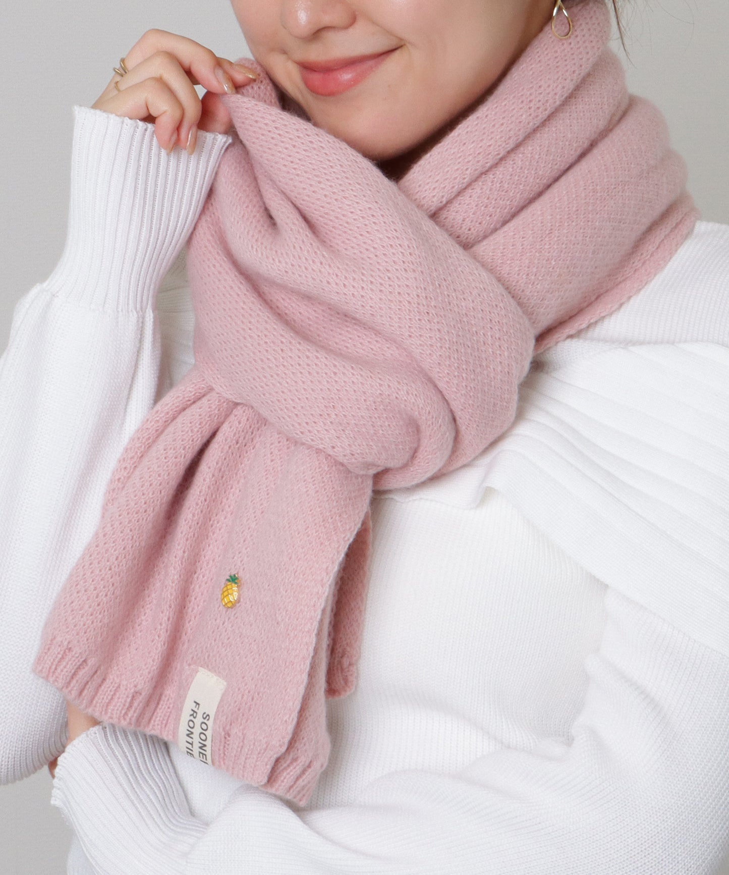 ソリッドカラー ピンバッチ付き シンプル ニット マフラー