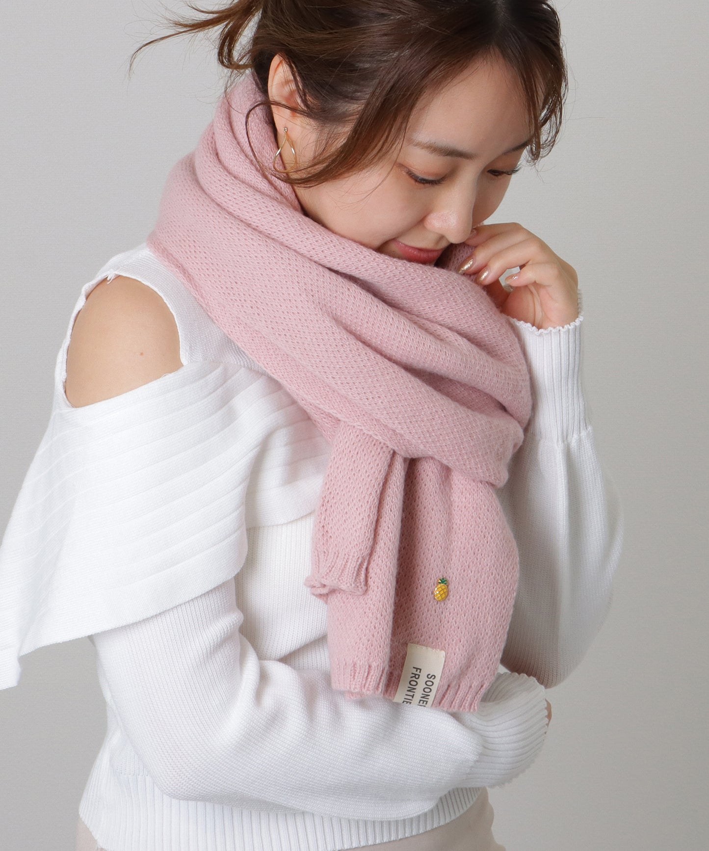 ソリッドカラー ピンバッチ付き シンプル ニット マフラー