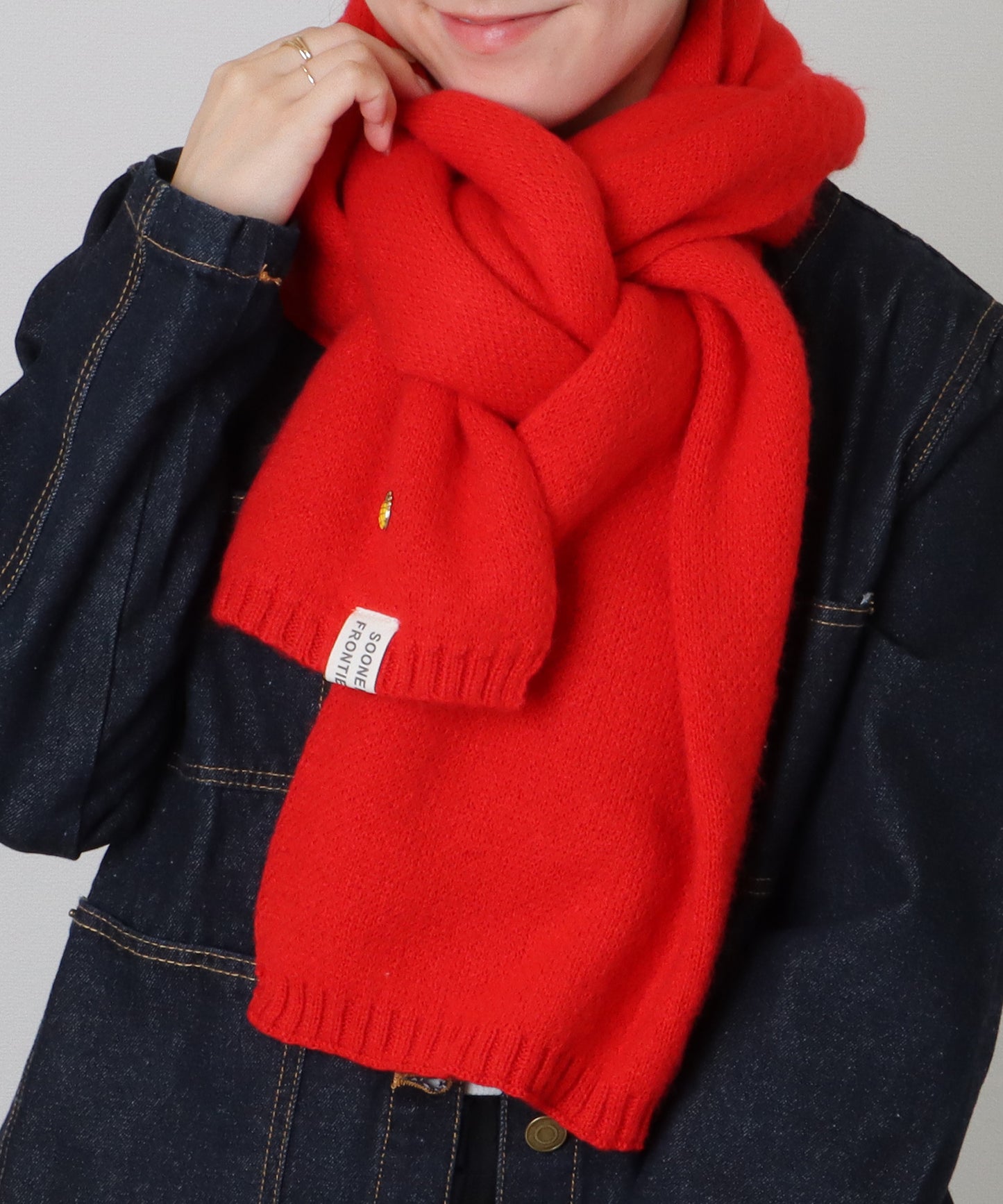 ソリッドカラー ピンバッチ付き シンプル ニット マフラー