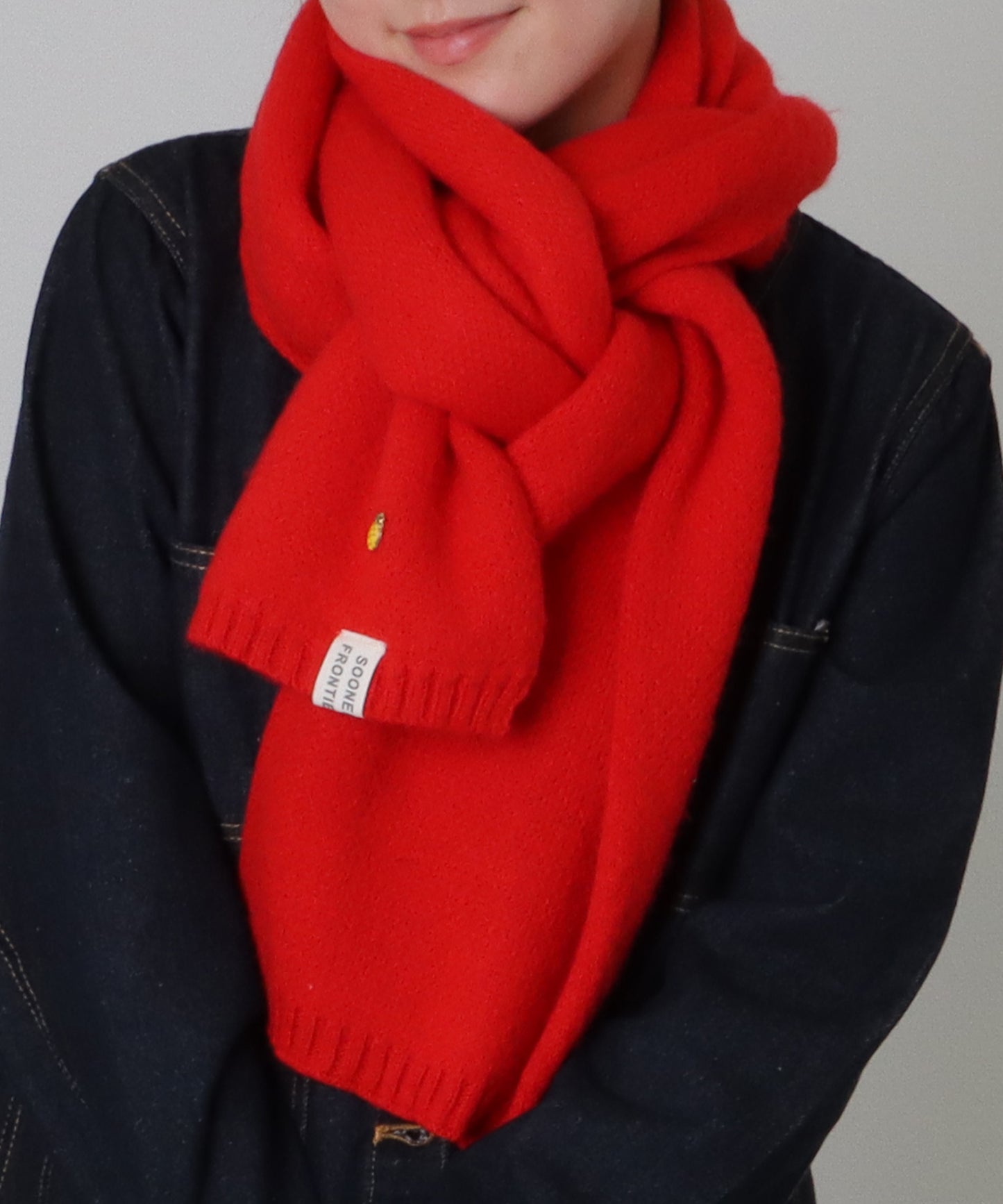 ソリッドカラー ピンバッチ付き シンプル ニット マフラー