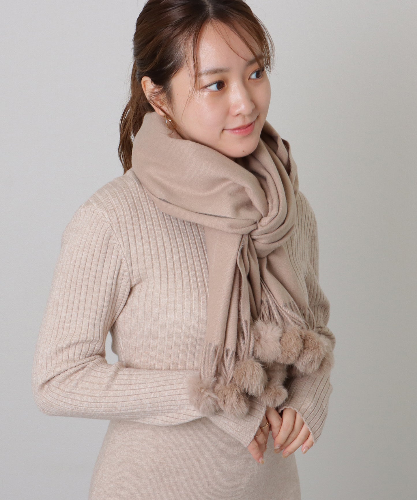 ソリッドカラー ファー ポンポン付き フリンジ マフラー