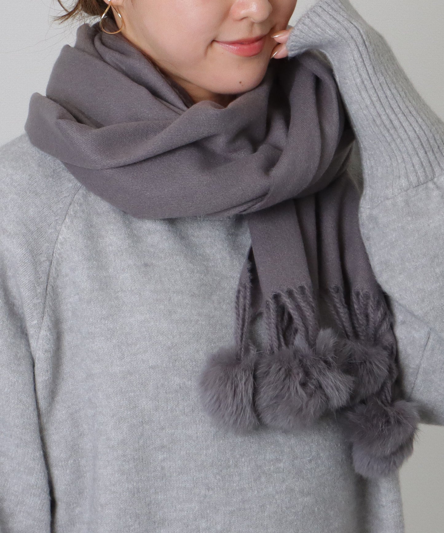ソリッドカラー ファー ポンポン付き フリンジ マフラー