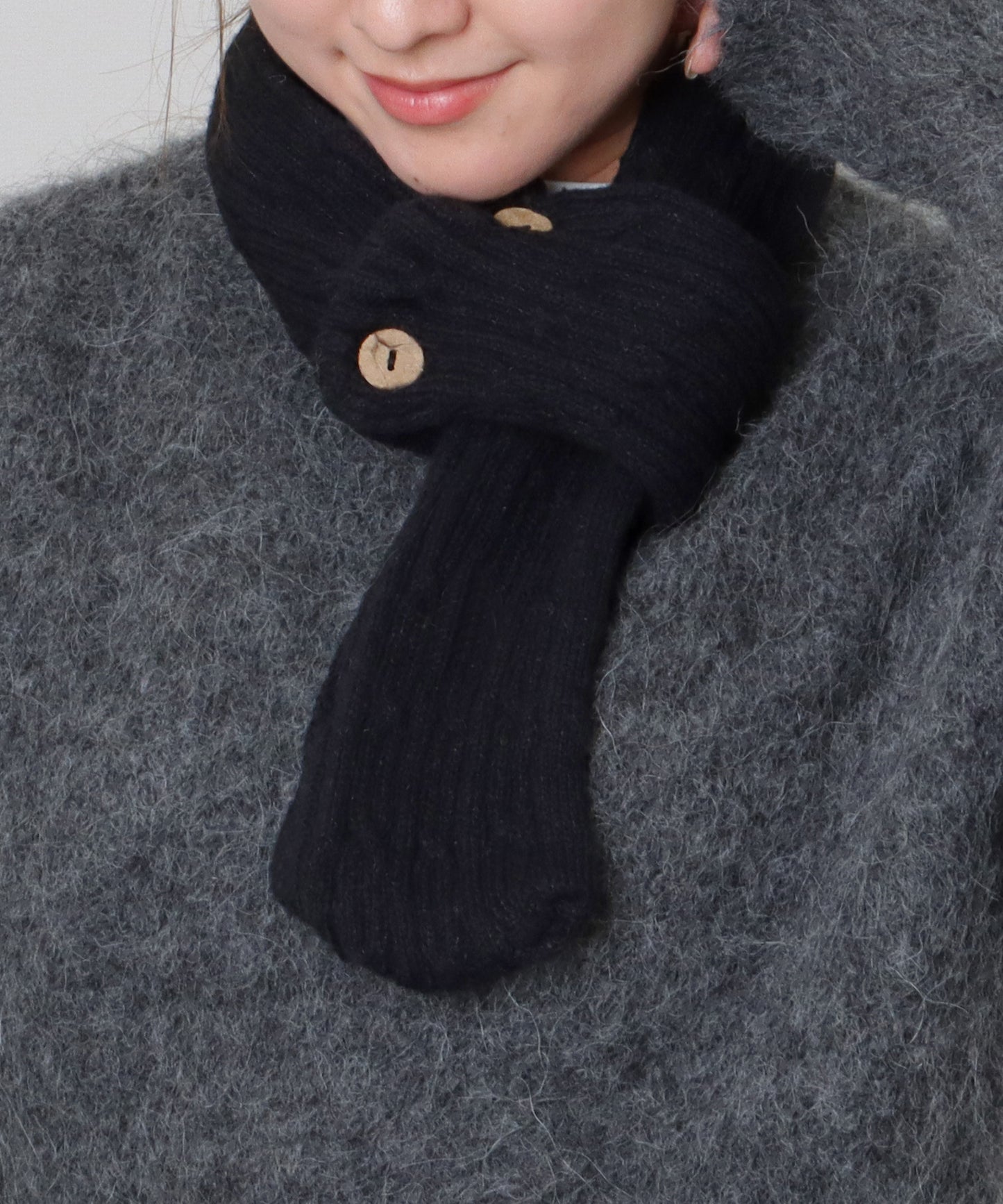 ソリッドカラー ボタン付き ケーブル ニット マフラー