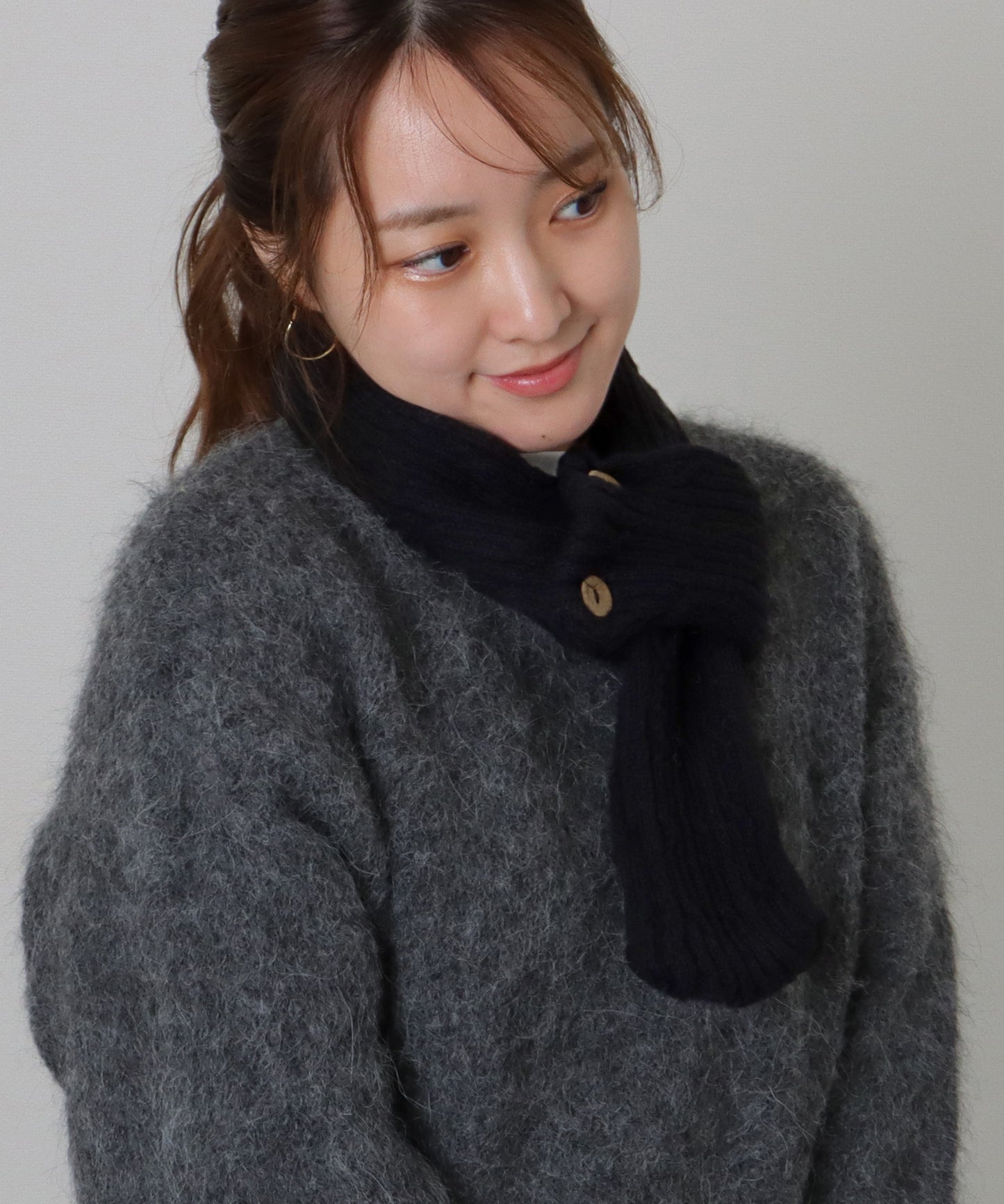 ソリッドカラー ボタン付き ケーブル ニット マフラー