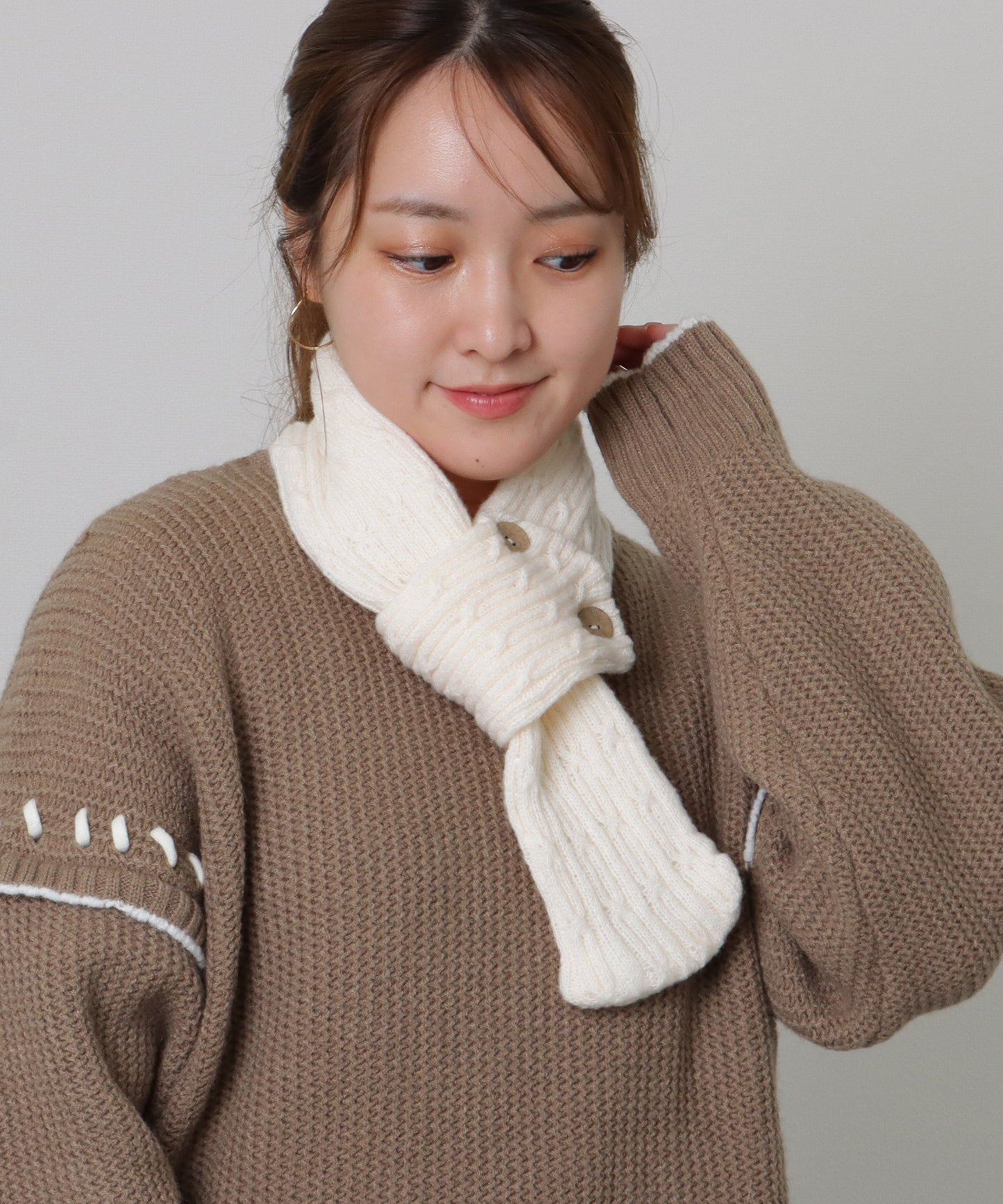 ソリッドカラー ボタン付き ケーブル ニット マフラー