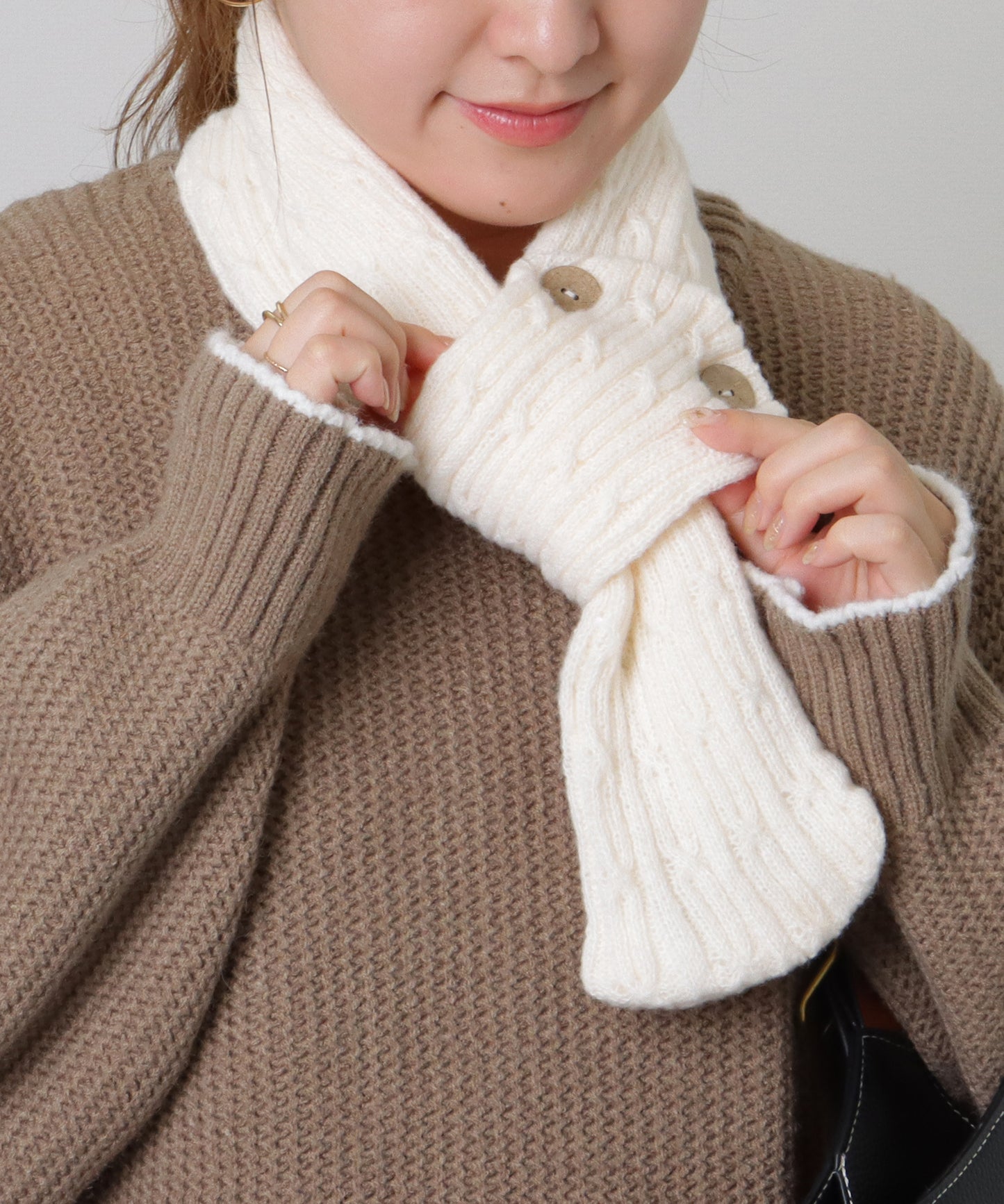 ソリッドカラー ボタン付き ケーブル ニット マフラー