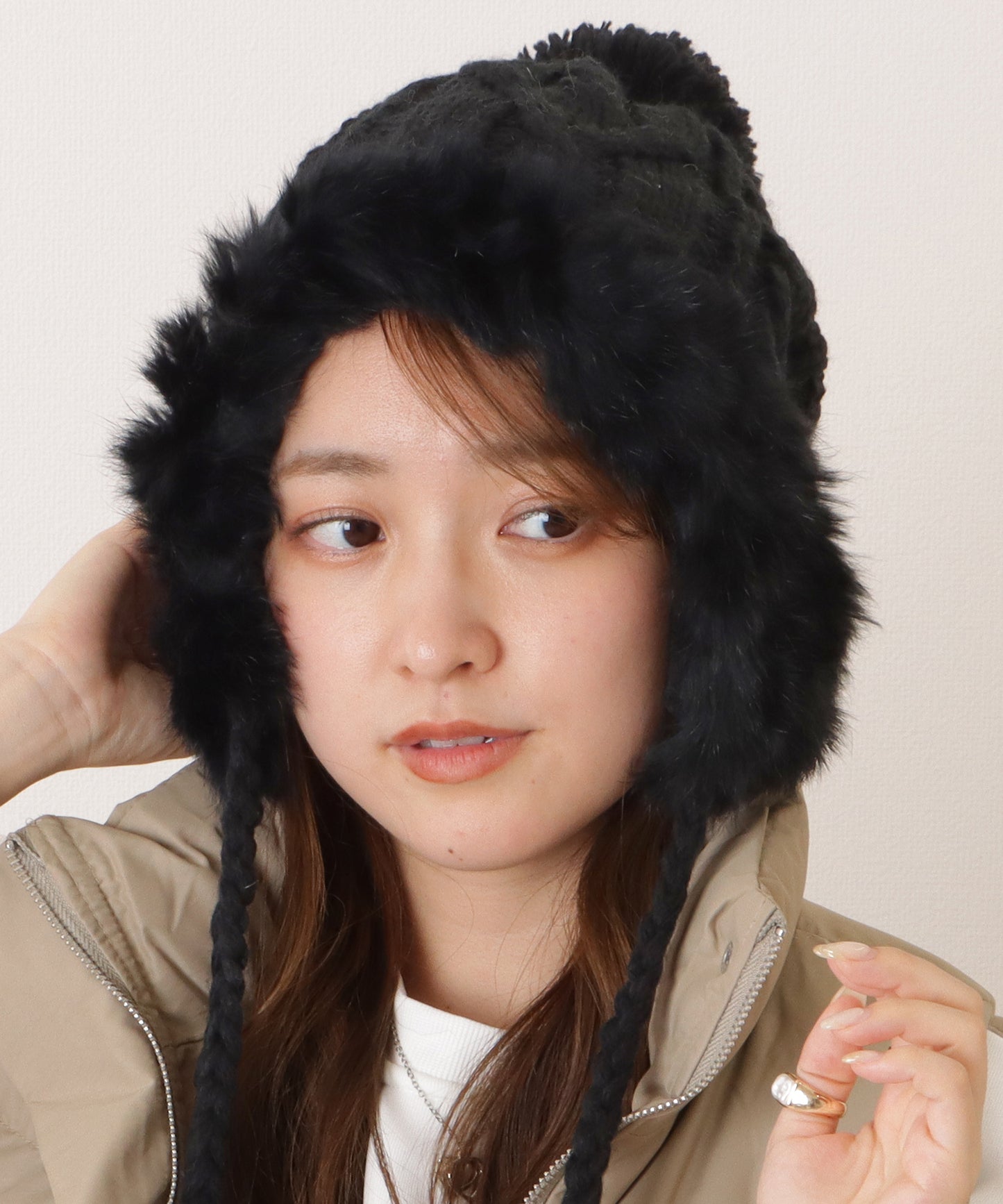 ケーブル柄ファー耳当て付きニットキャップ