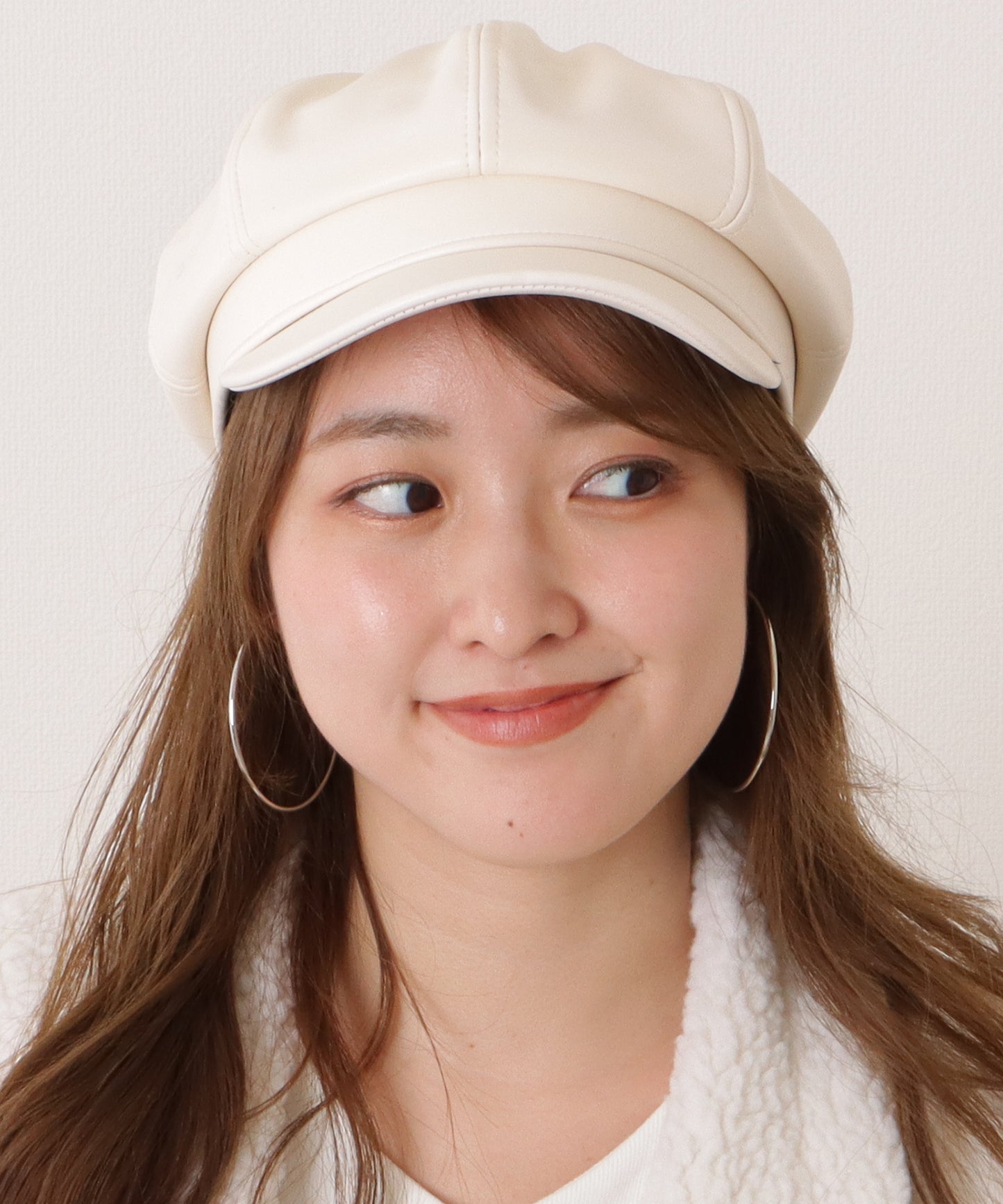 レザー調ボリュームカラーキャスケット帽