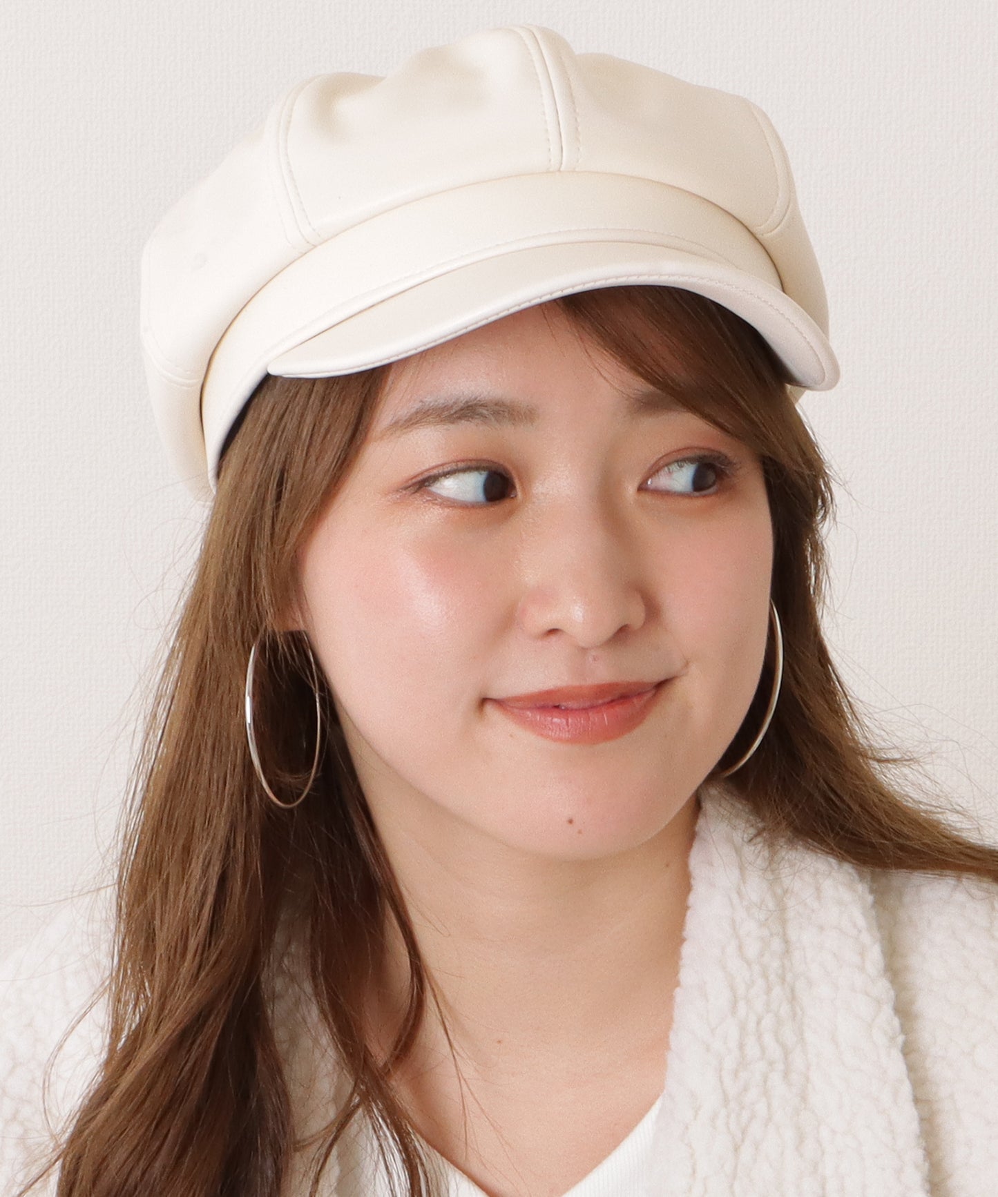 レザー調ボリュームカラーキャスケット帽