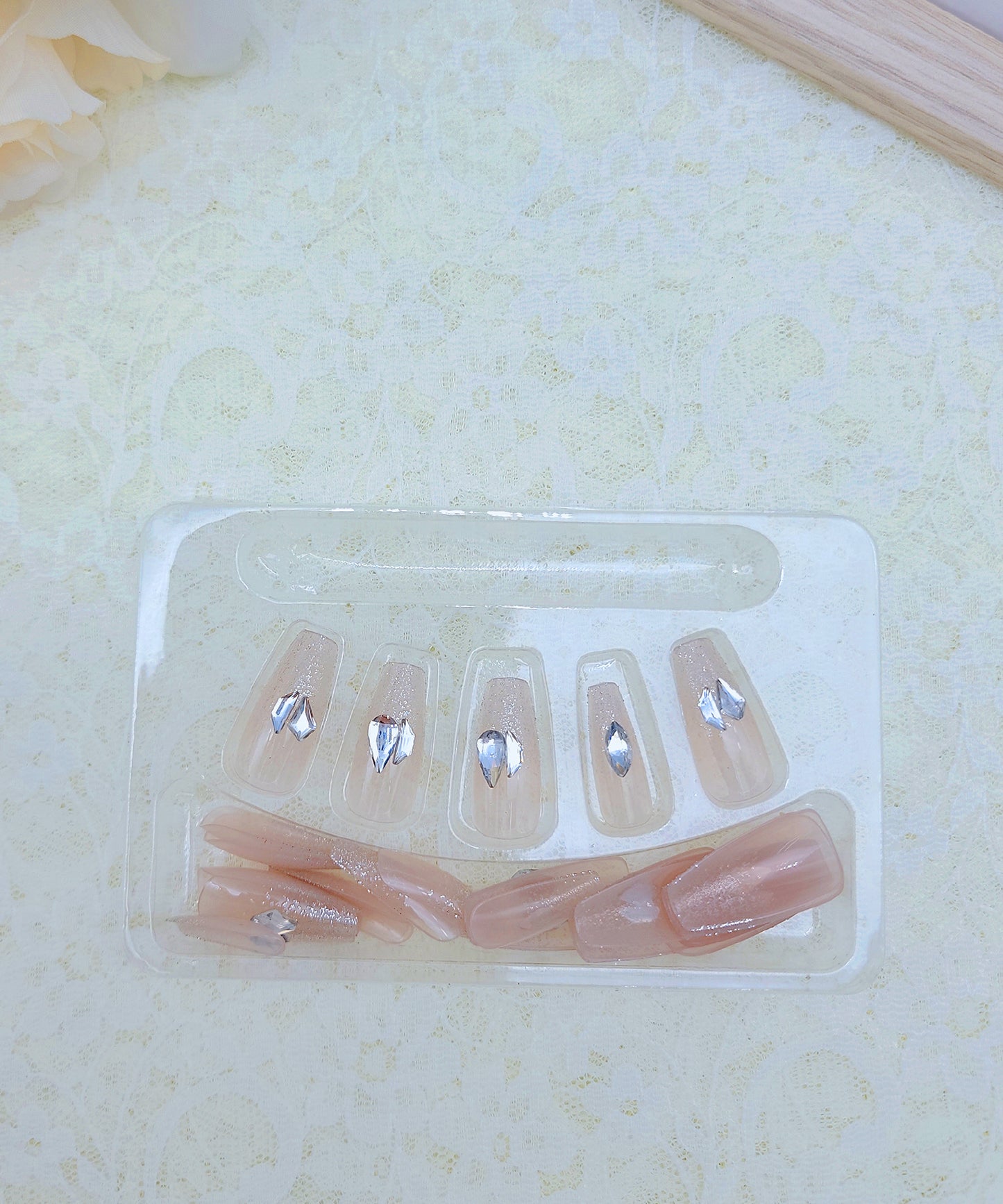 ビジュー付き ラメ フレンチ コフィン ネイルチップ