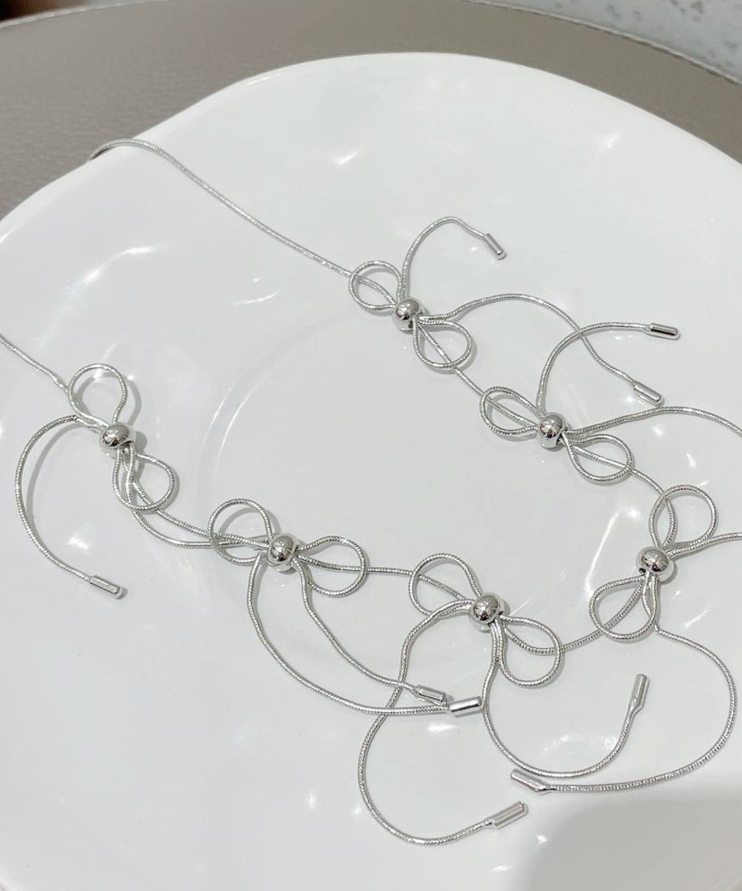 メニーリボン メタリック デザイン ショート ネックレス