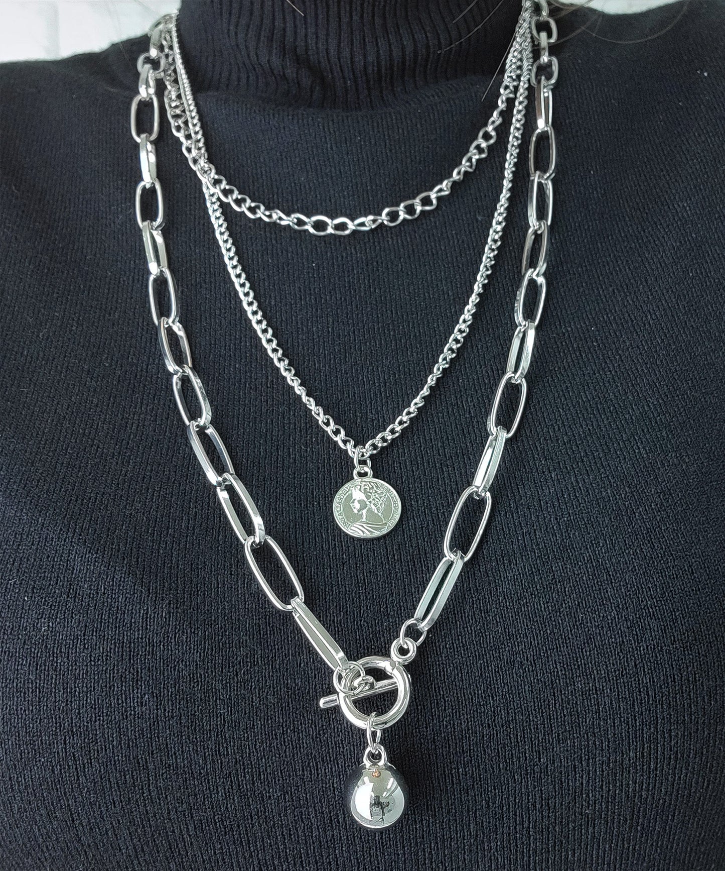 3連コインモチーフネックレス