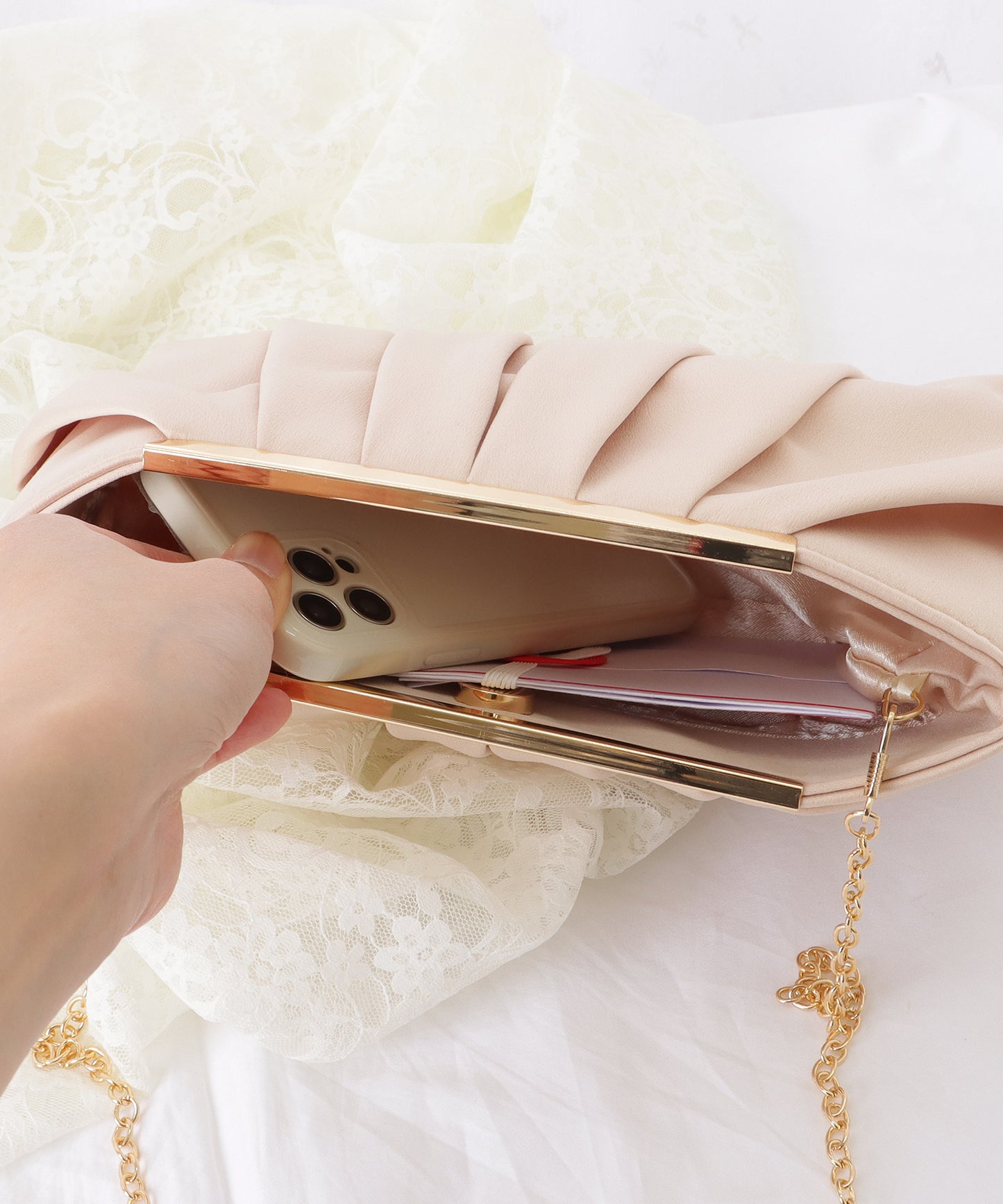 メタリック バー タック プリーツ クラッチ バッグ