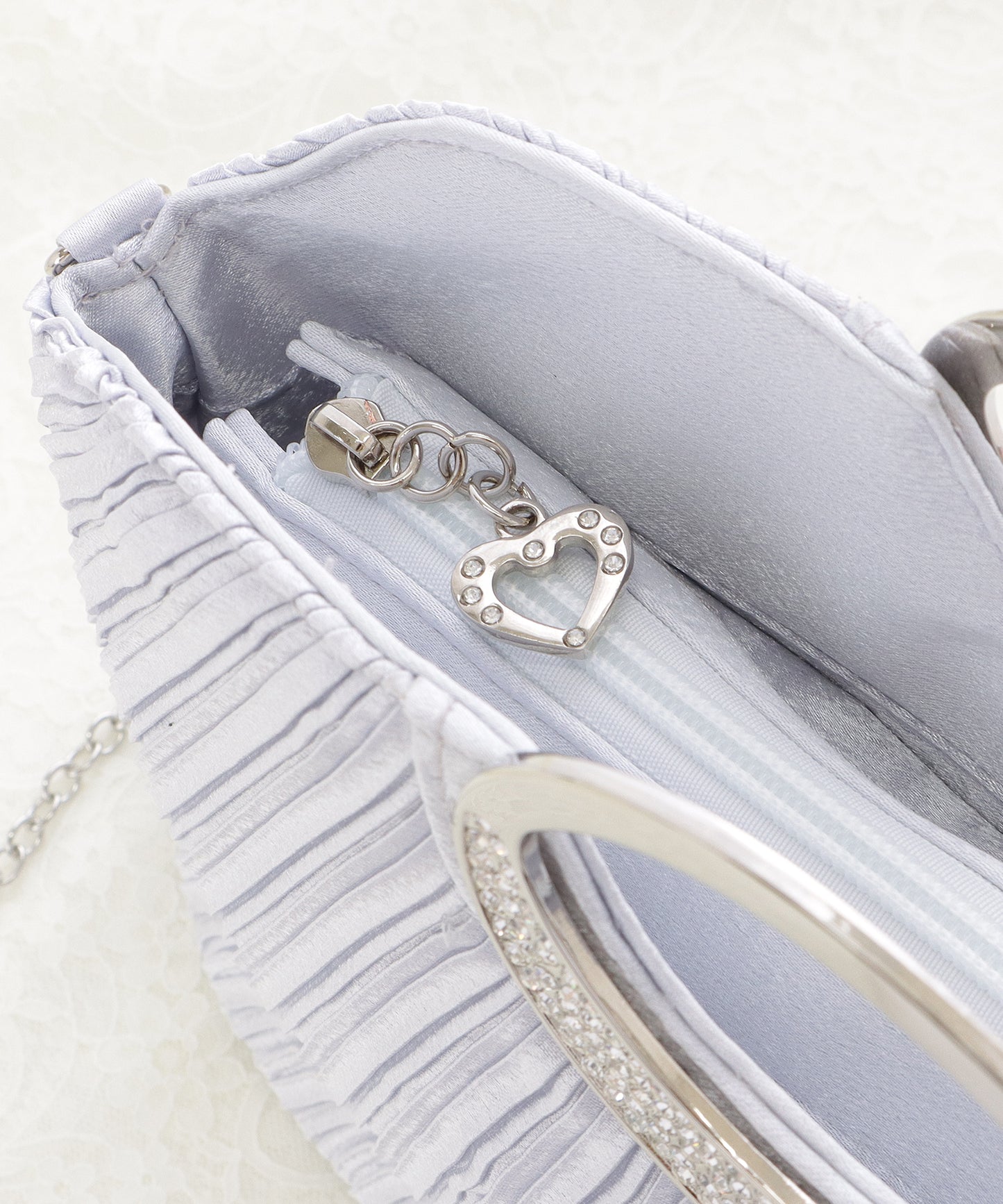 メタルハンドルサテンプリーツラウンドバッグ