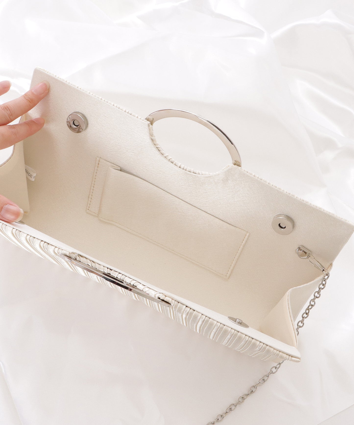 スクエア型メタリックハンドルプリーツバッグ