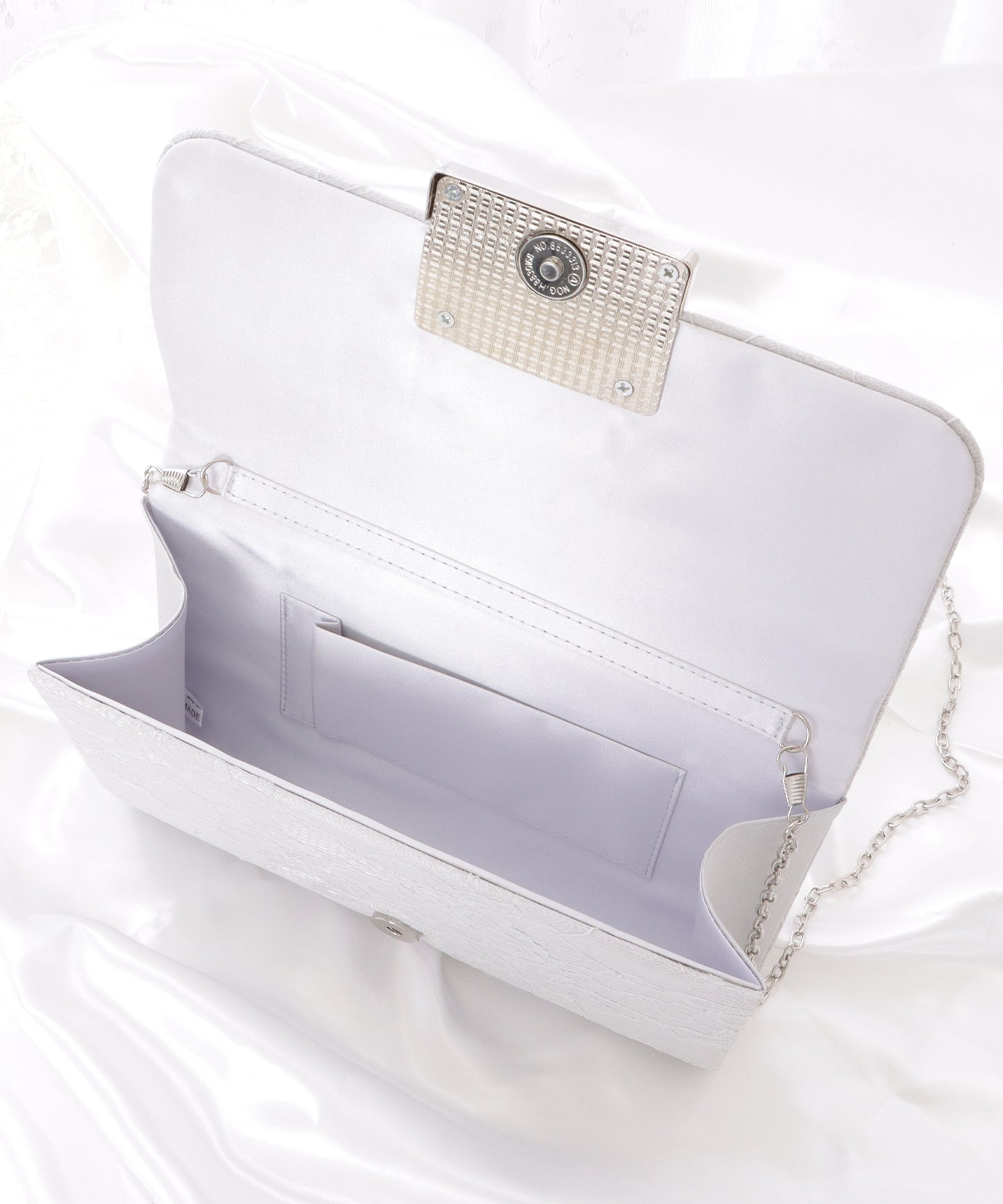 メタリックバックル付き総レースクラッチバッグ