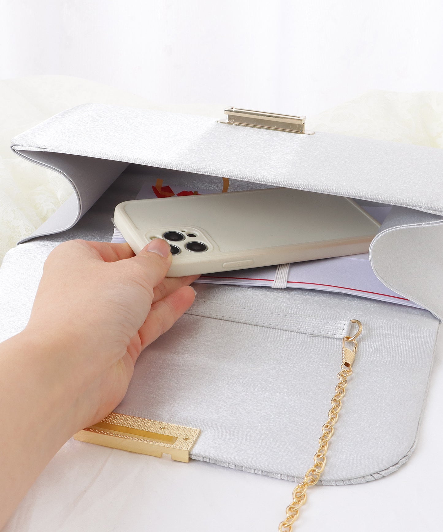 メタリック バックル プリーツ クラッチ バッグ