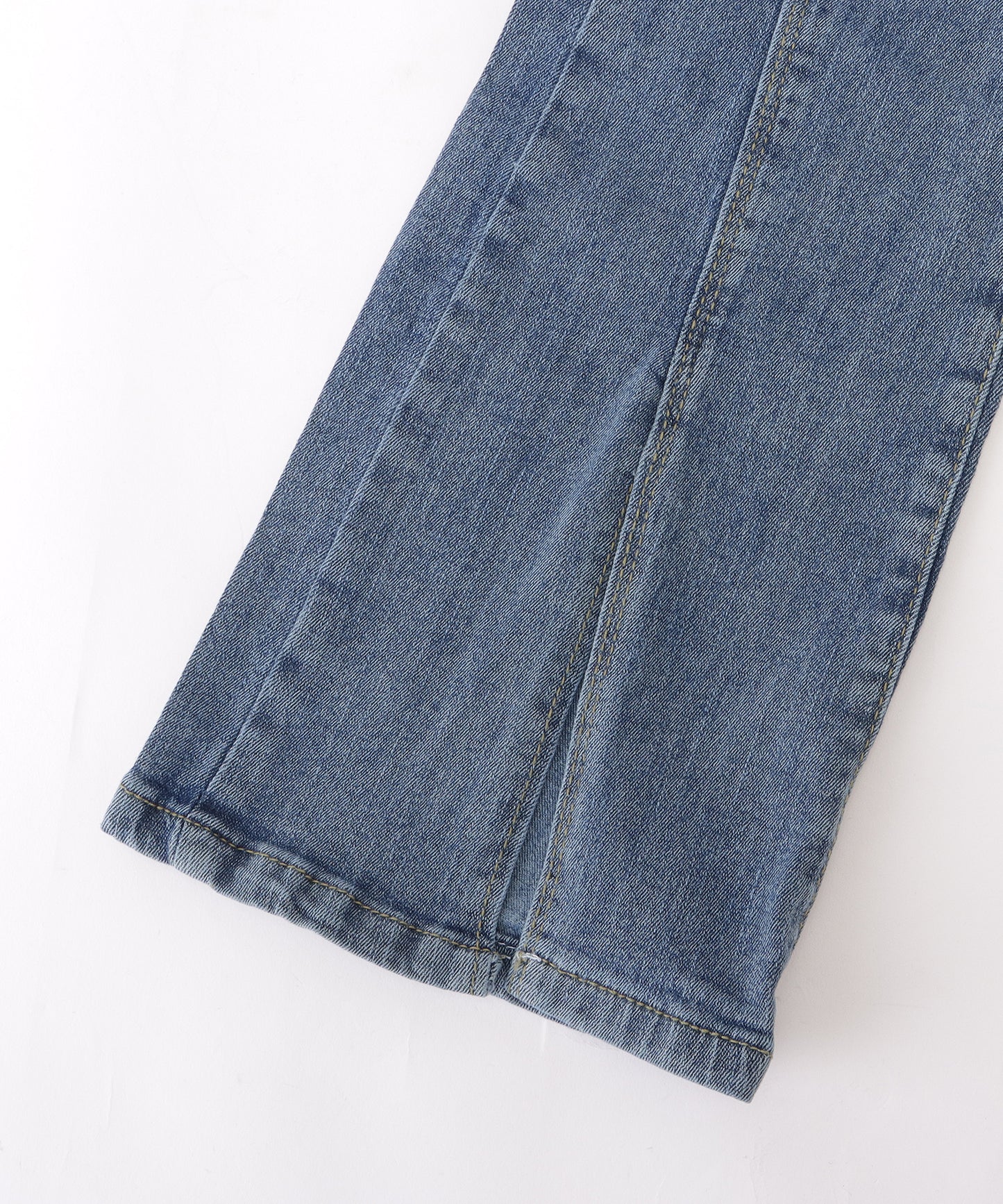 センタースリット入りステッチデニムパンツ