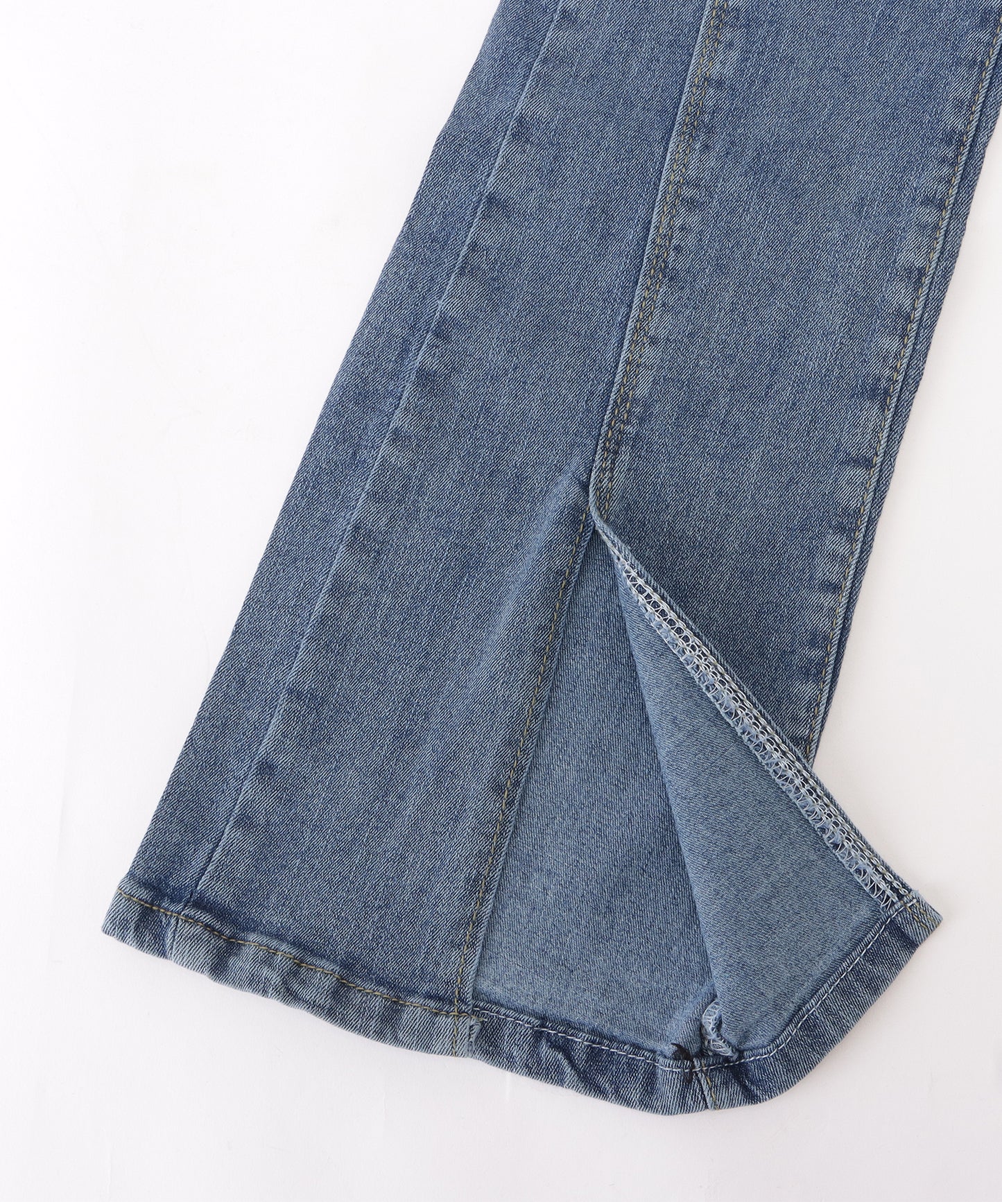 センタースリット入りステッチデニムパンツ